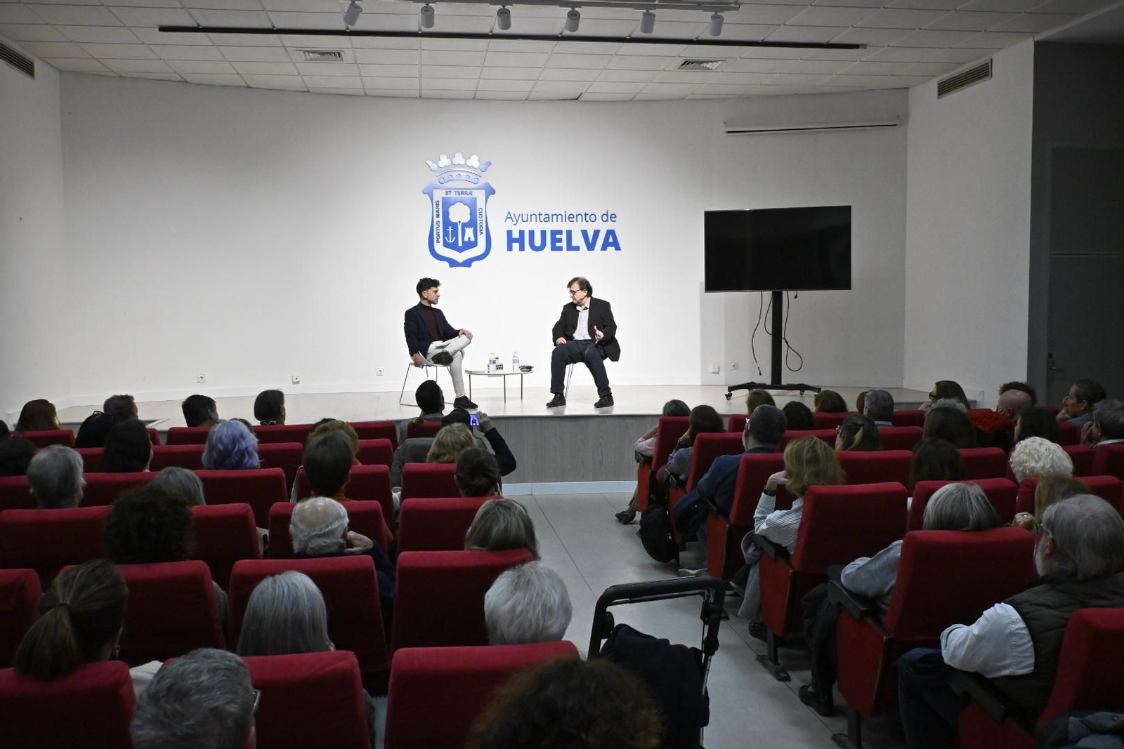 Imágenes del encuentro con el escritor Javier Cercas en Huelva