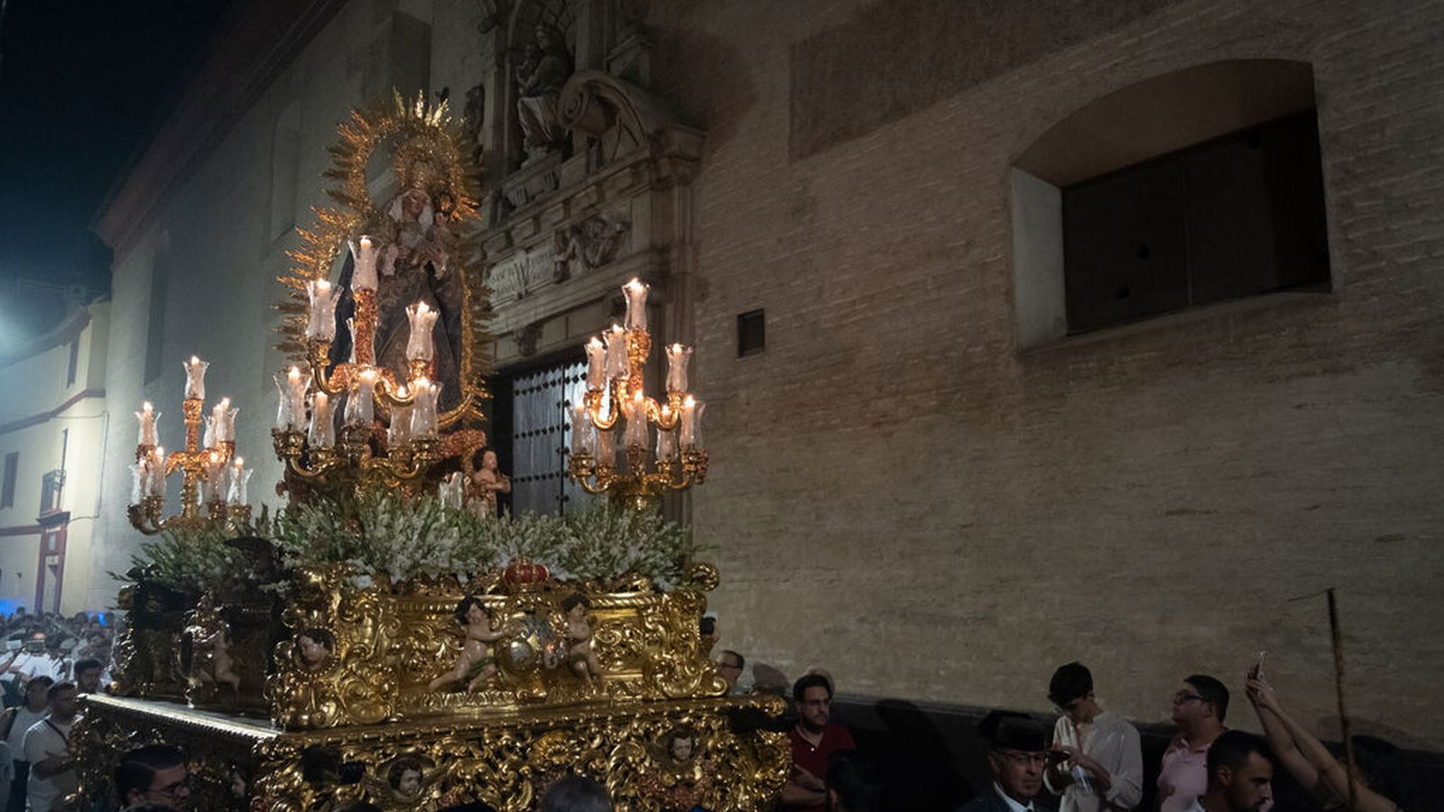 La Virgen de la Luz por la calle Águilas