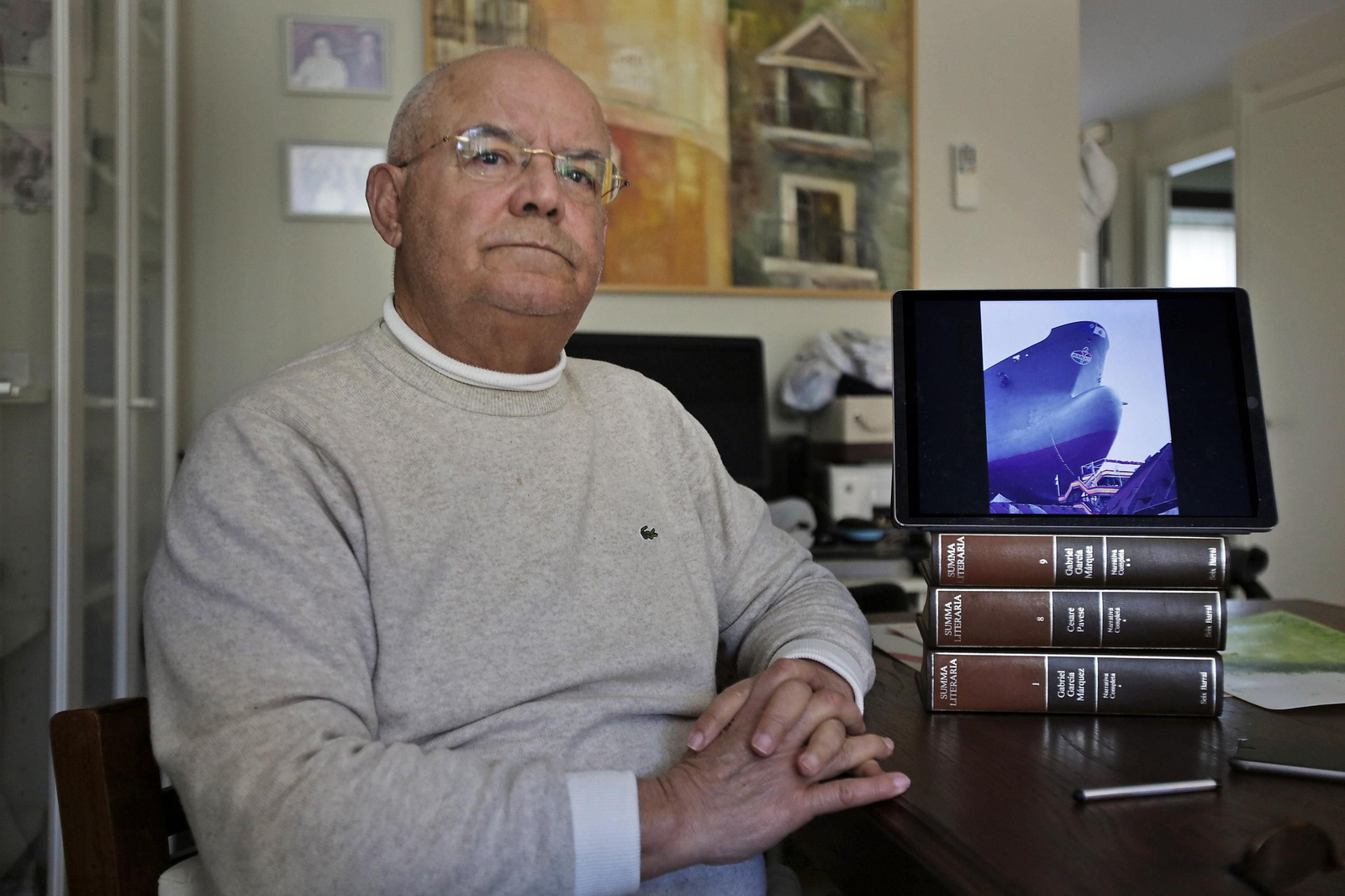 Isidoro Porquicho ante una imagen de la botadura del Amoco tomada por Fernando Fernández, en su casa de Puerto Real, el pasado jueves.