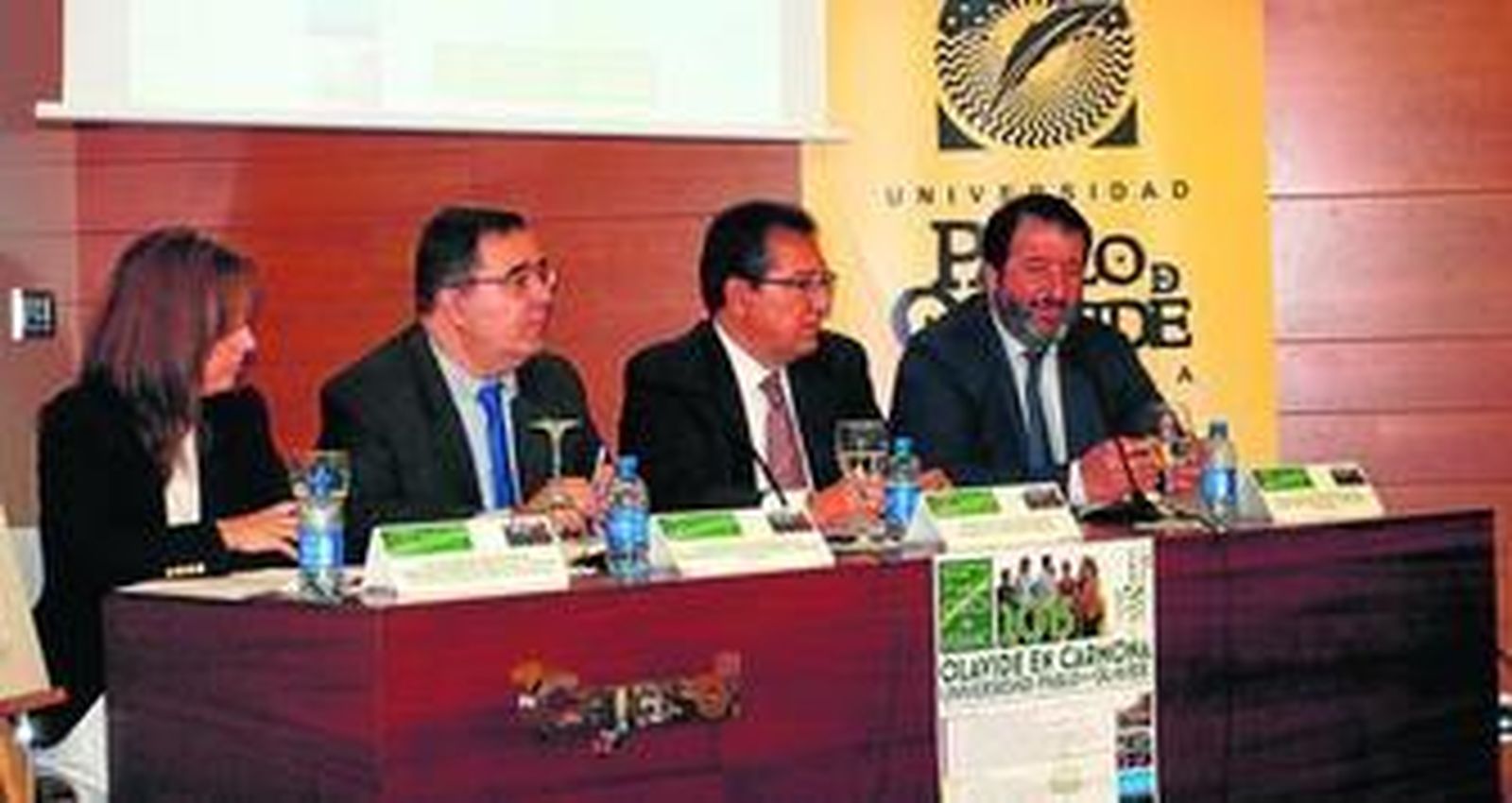 Beatriz Sánchez (Diputación de Sevilla), Vicente Guzmán (rector UPO), Antonio Pulido (Fundación Cajasol) y Juan Ávila Gutiérrez (alcalde de Carmona).
