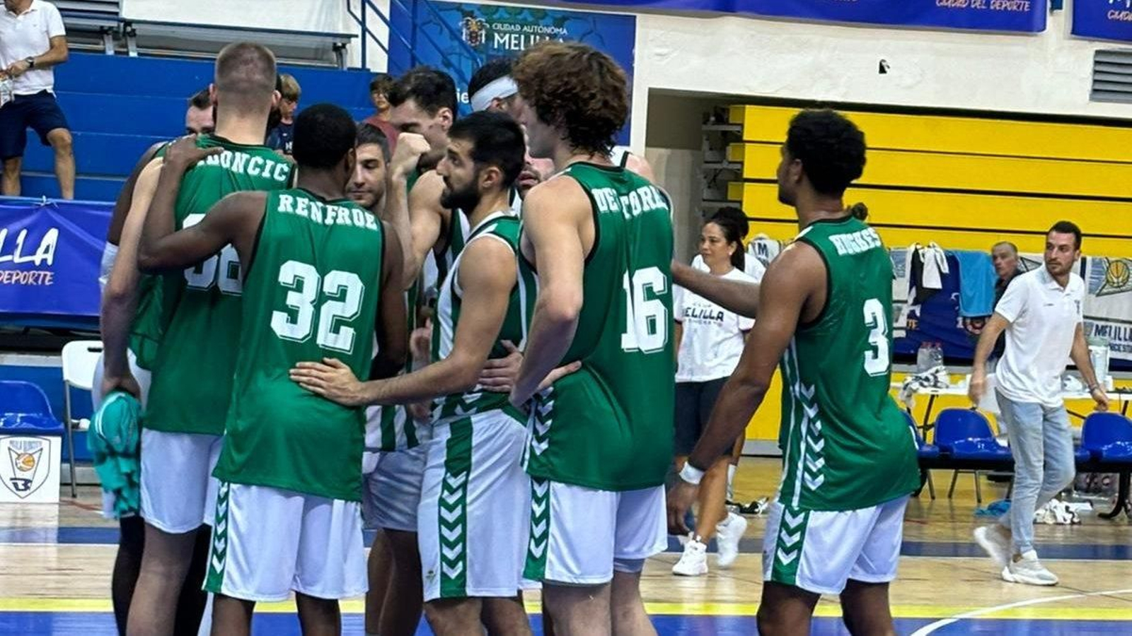 Los jugadores del Betis Baloncesto tras su victoria en la Copa FEB ante el Club Melilla.
