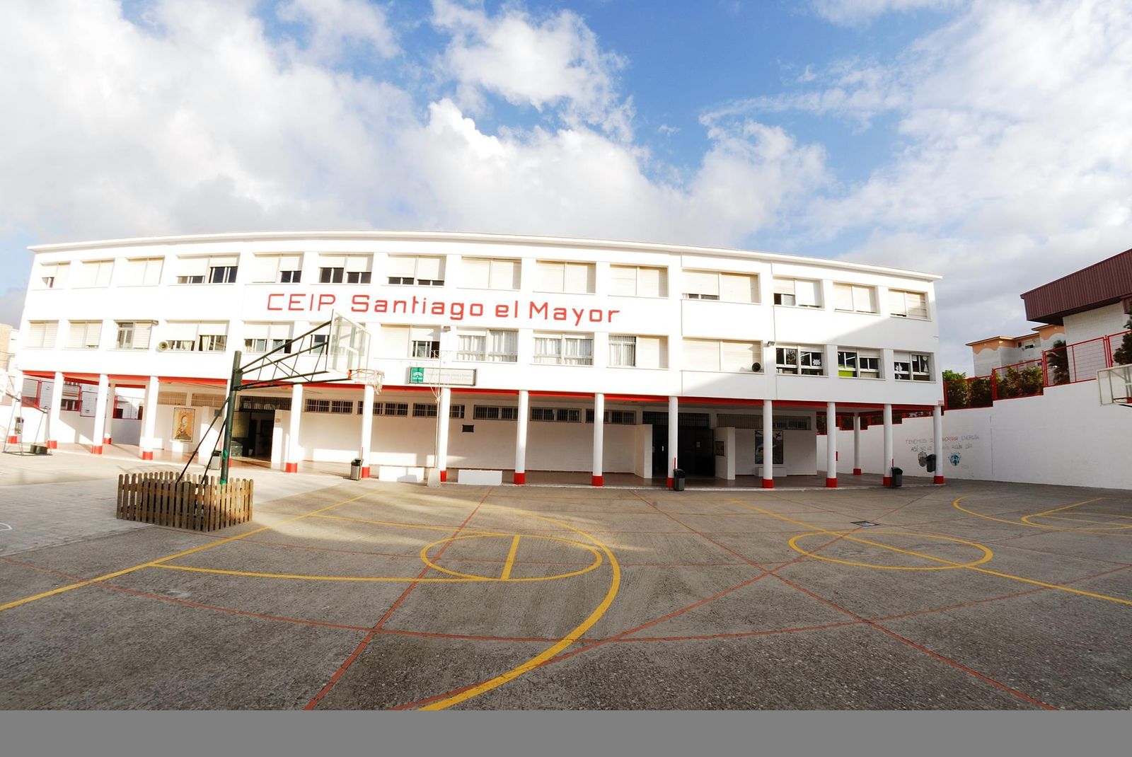 Patio del colegio Santiago El Mayor.