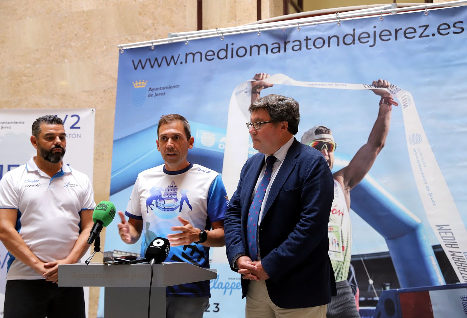 Un momento de la presentación de la camiseta de la Media Maratón de Jerez.