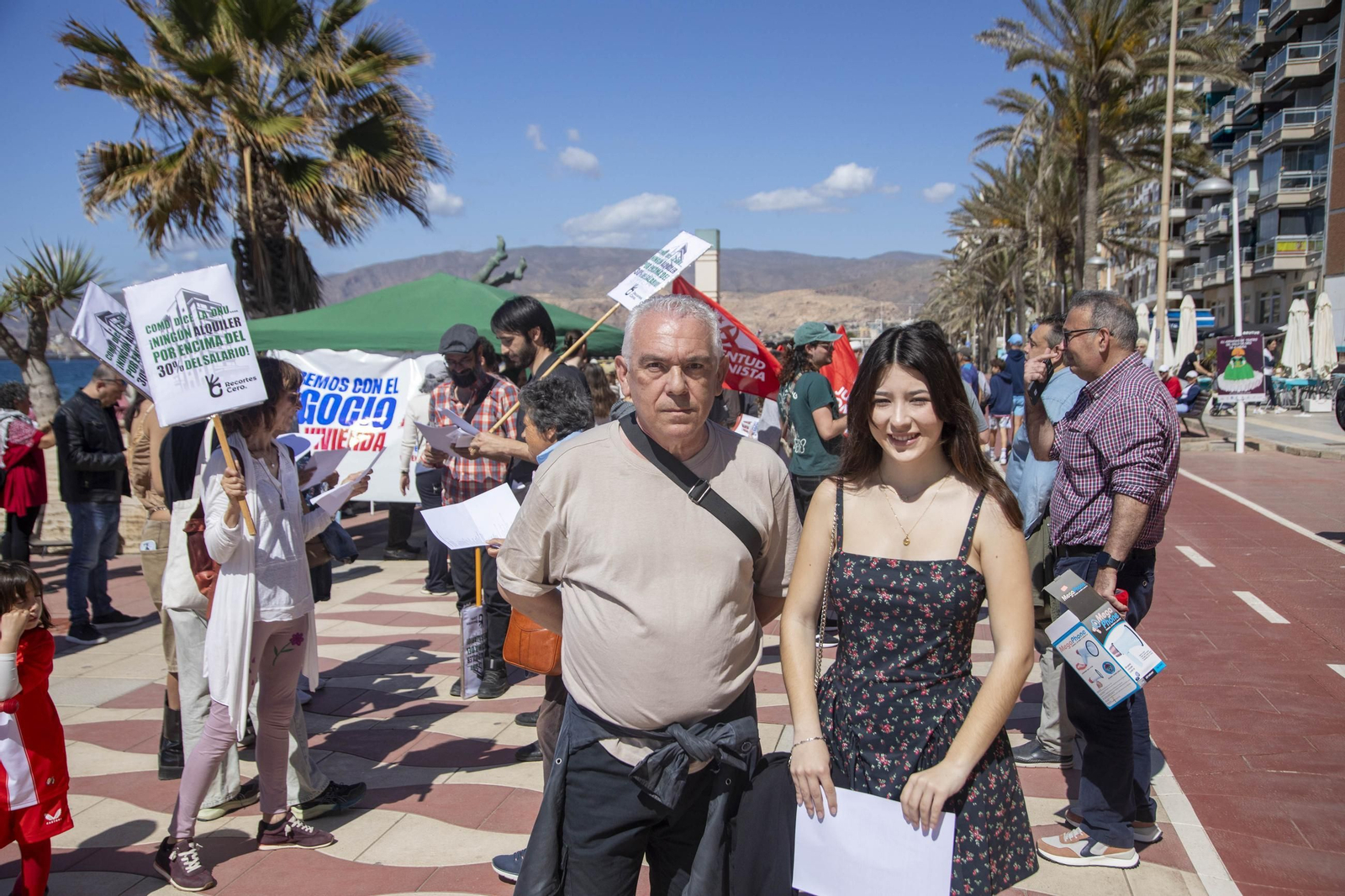Imágenes de la manifestación en contra del negocio de la vivienda en Almería