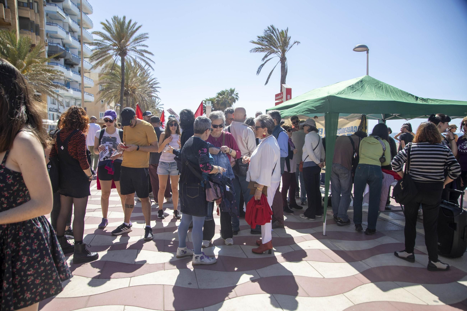 Imágenes de la manifestación en contra del negocio de la vivienda en Almería