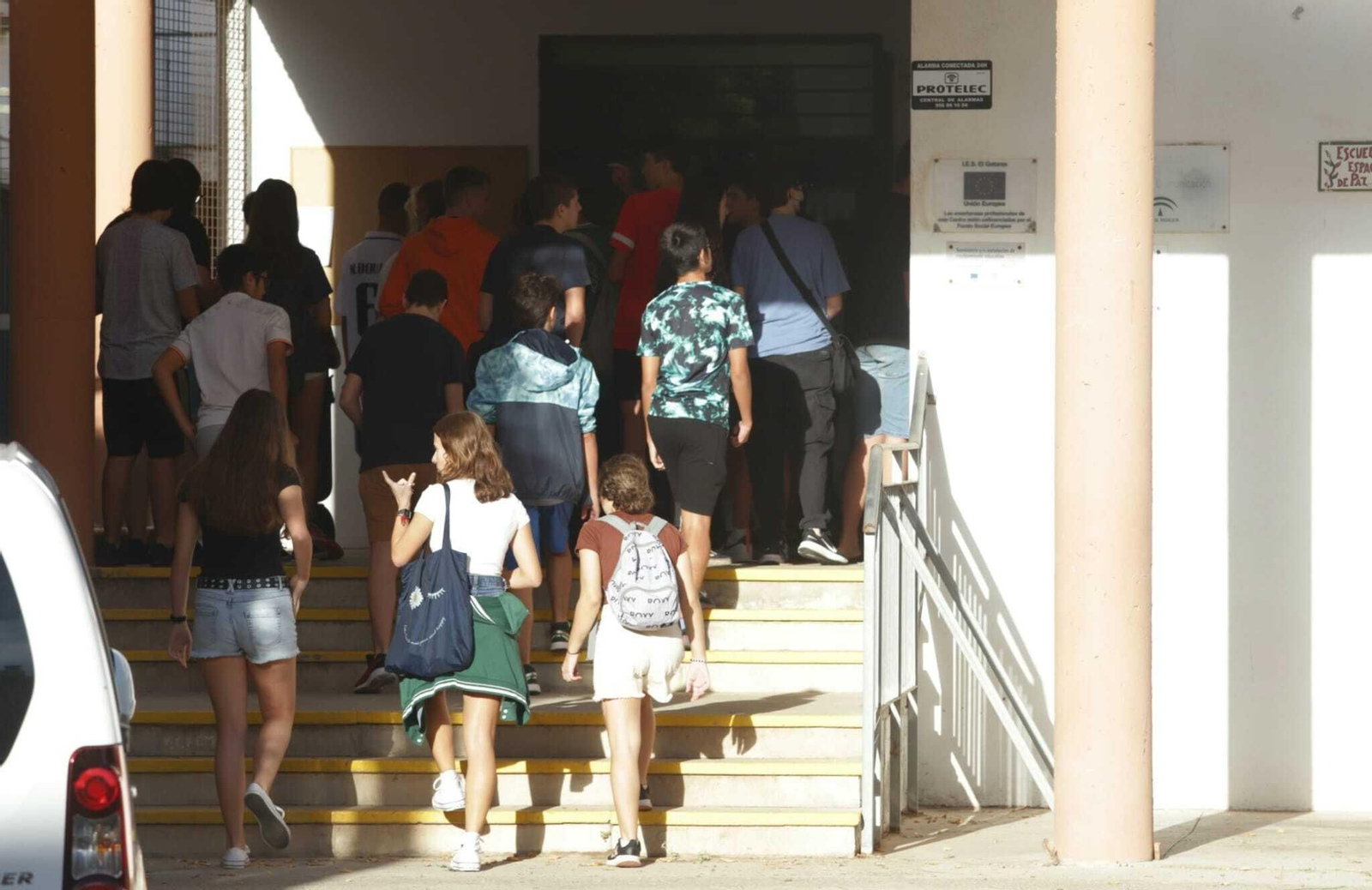 La entrada del I.E.S El Getares en el primer día del curso.