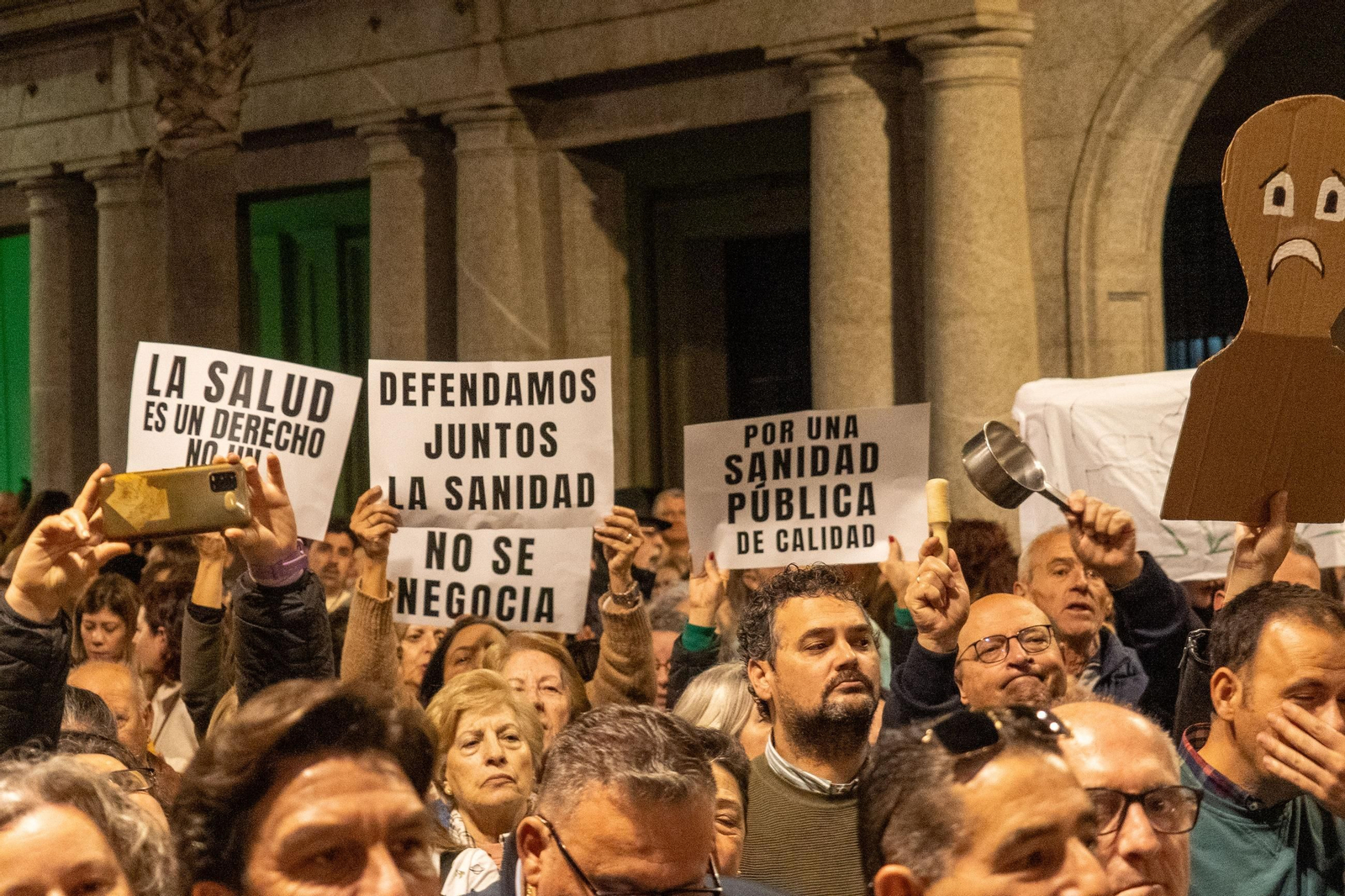 Imágenes de la concentración por la sanidad frente a la delegación