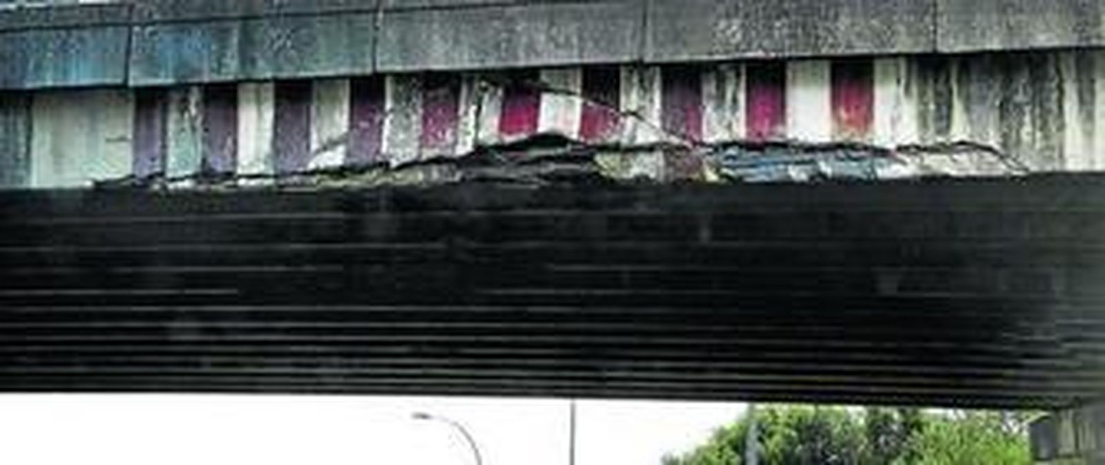 Estado en el que quedó el puente de la CA-32, sobre la AP-4, tras el choque del camión.