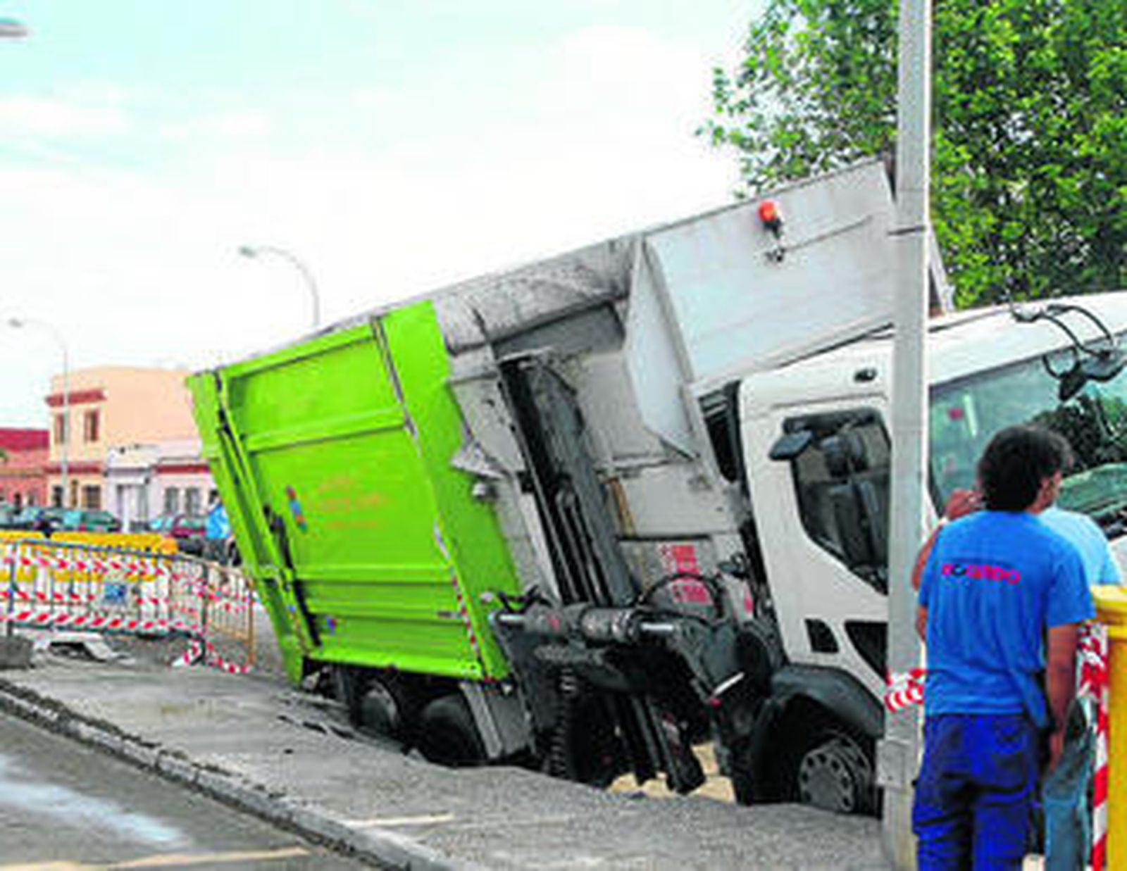 Imagen del camión hundido en el asfalto.