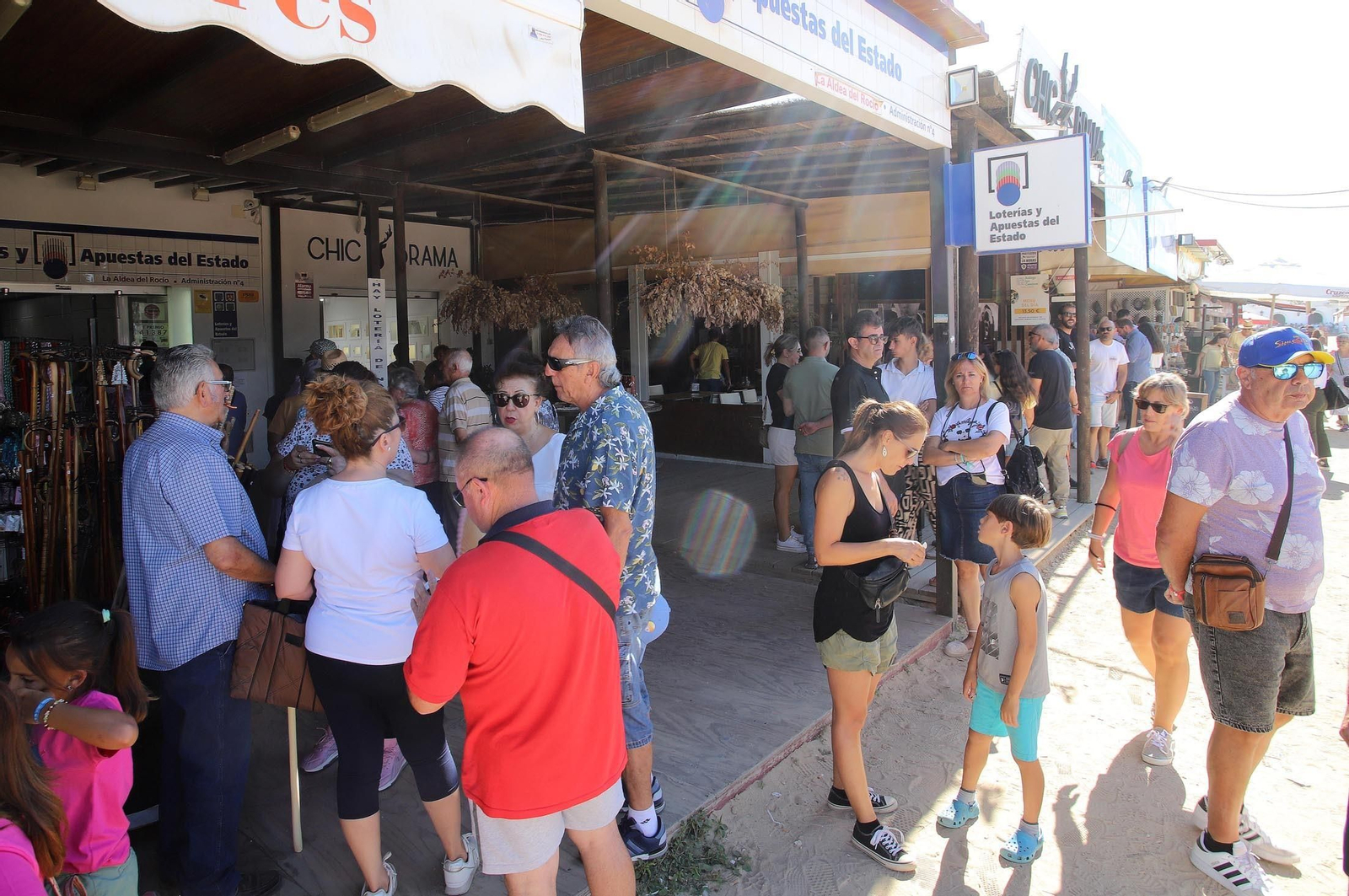 Imágenes del ambiente en la aldea de El Rocío en la mañana del domingo