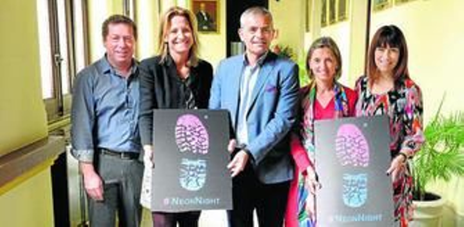 Representantes municipales y de la ONG en la presentación de la iniciativa.