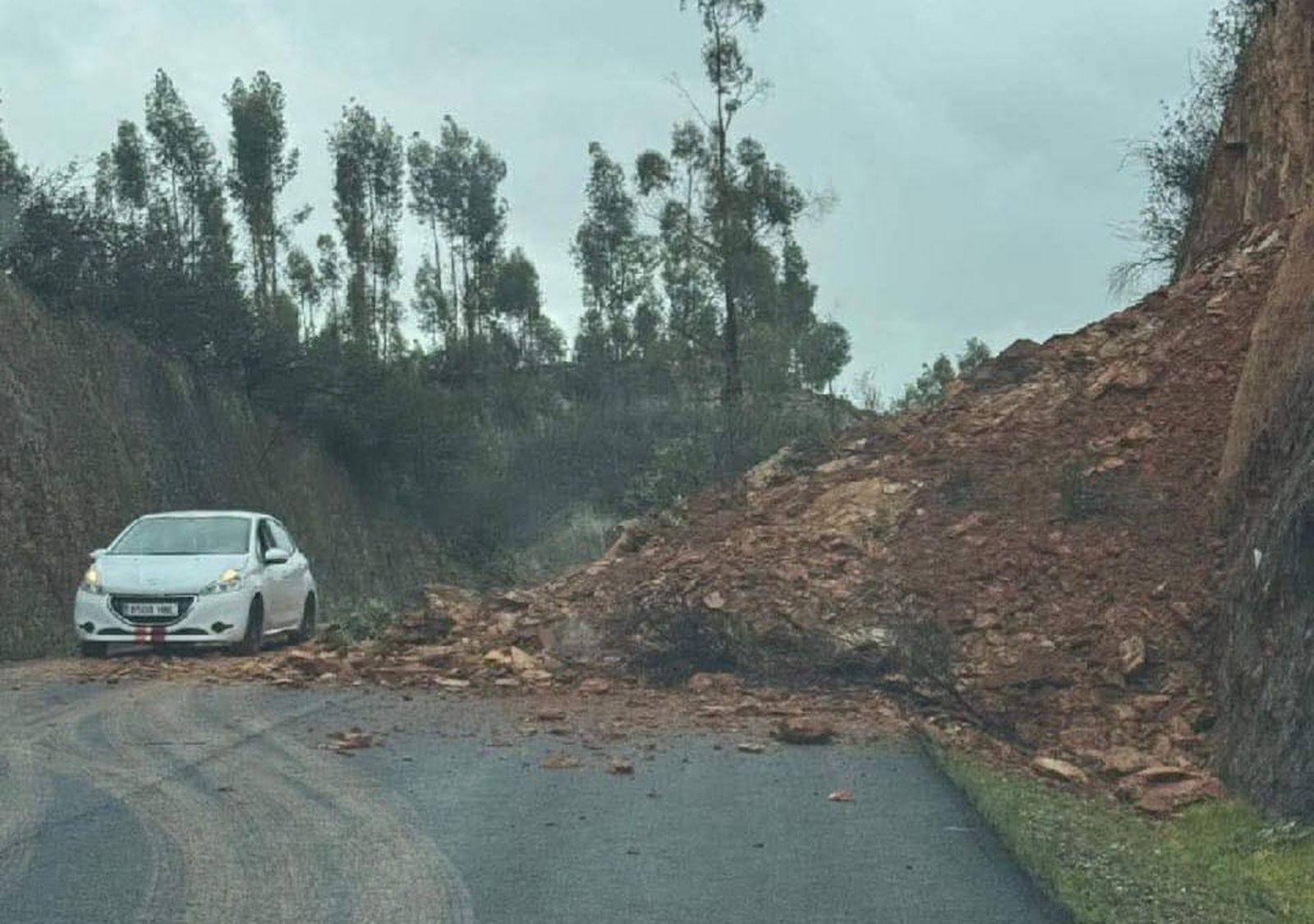 Desprendimiento en la vía.