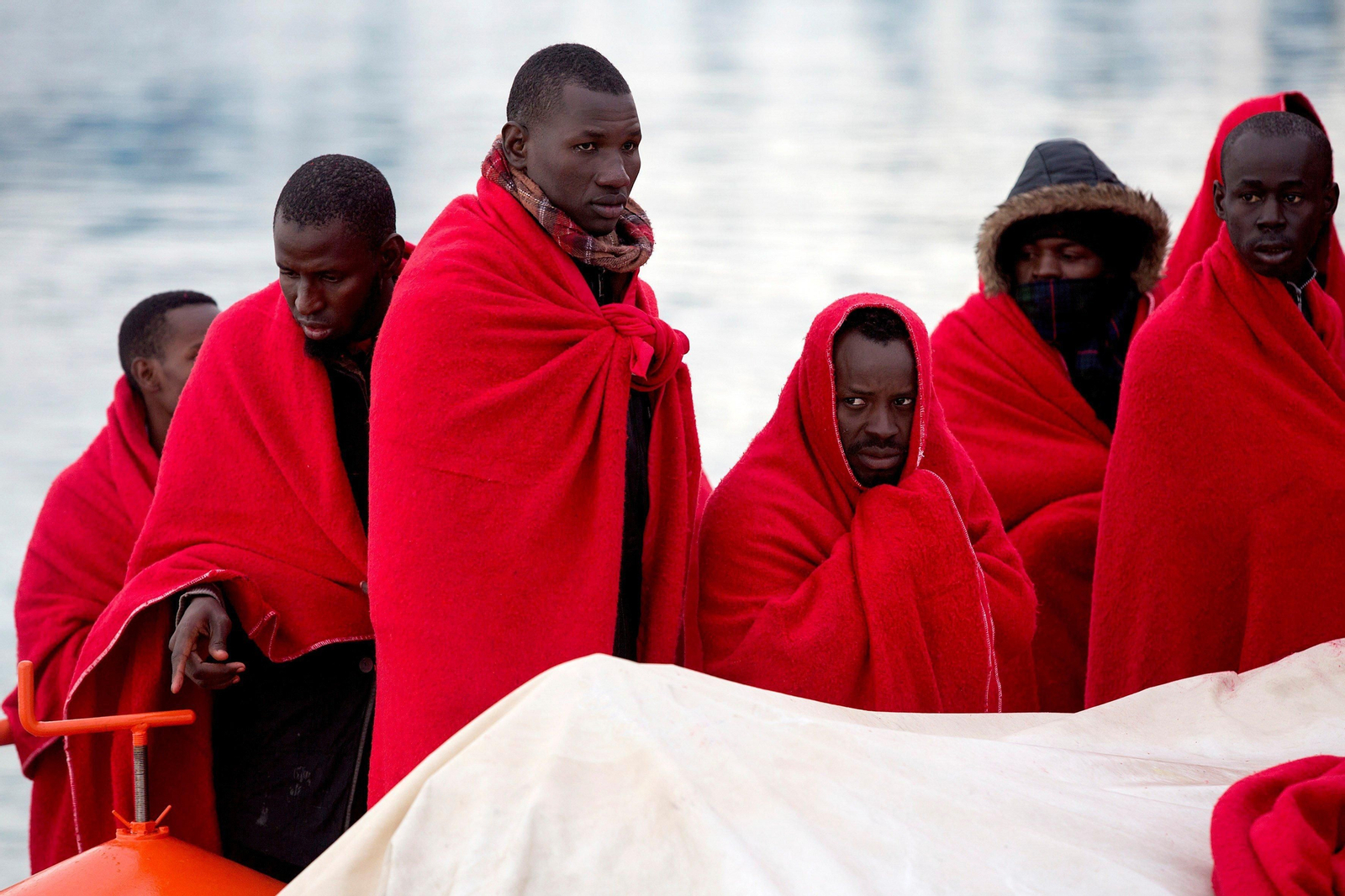 Inmigrantes recién llegados, asistidos por voluntarios de la Cruz Roja.