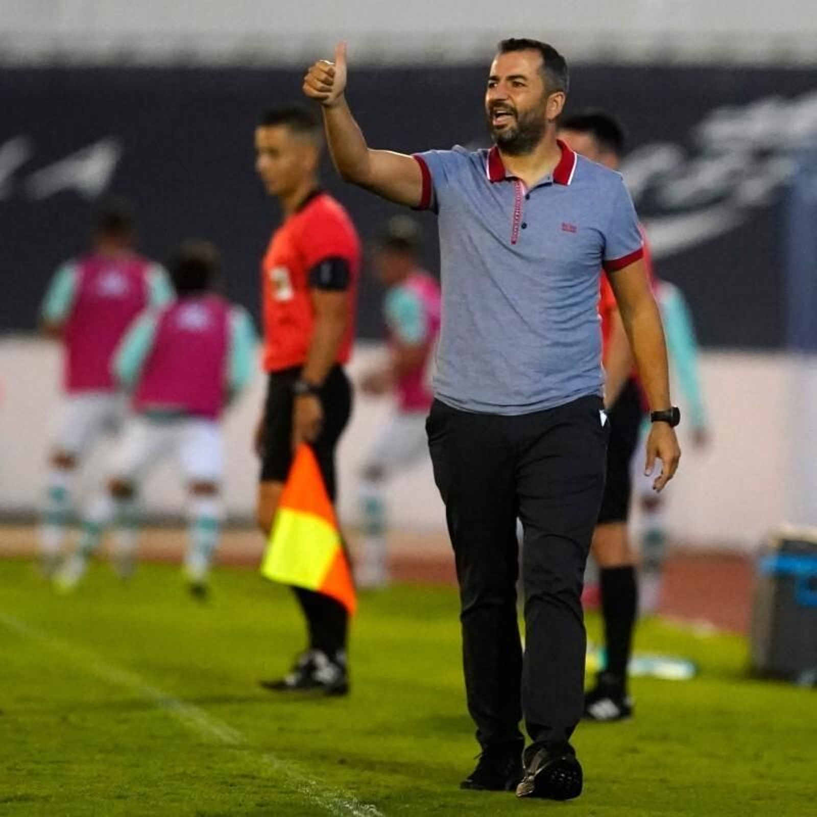 Diego Martínez dando instrucciones a los suyos en pretemporada