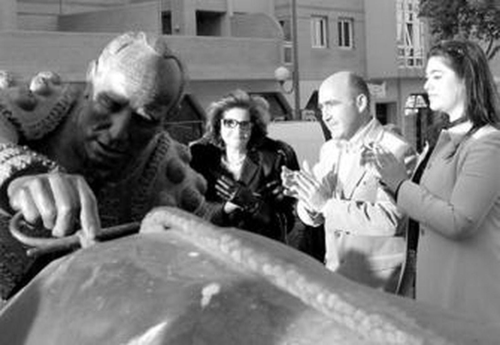 Pepita Camacho, viuda de Ortega, el alcalde isleño y la edil de Cultura, en la ofrenda floral ante el monumento.