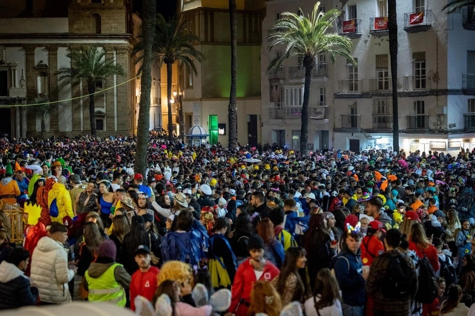 Botellón en la plaza de la Catedral durante el segundo sábado de Carnaval de Cádiz.