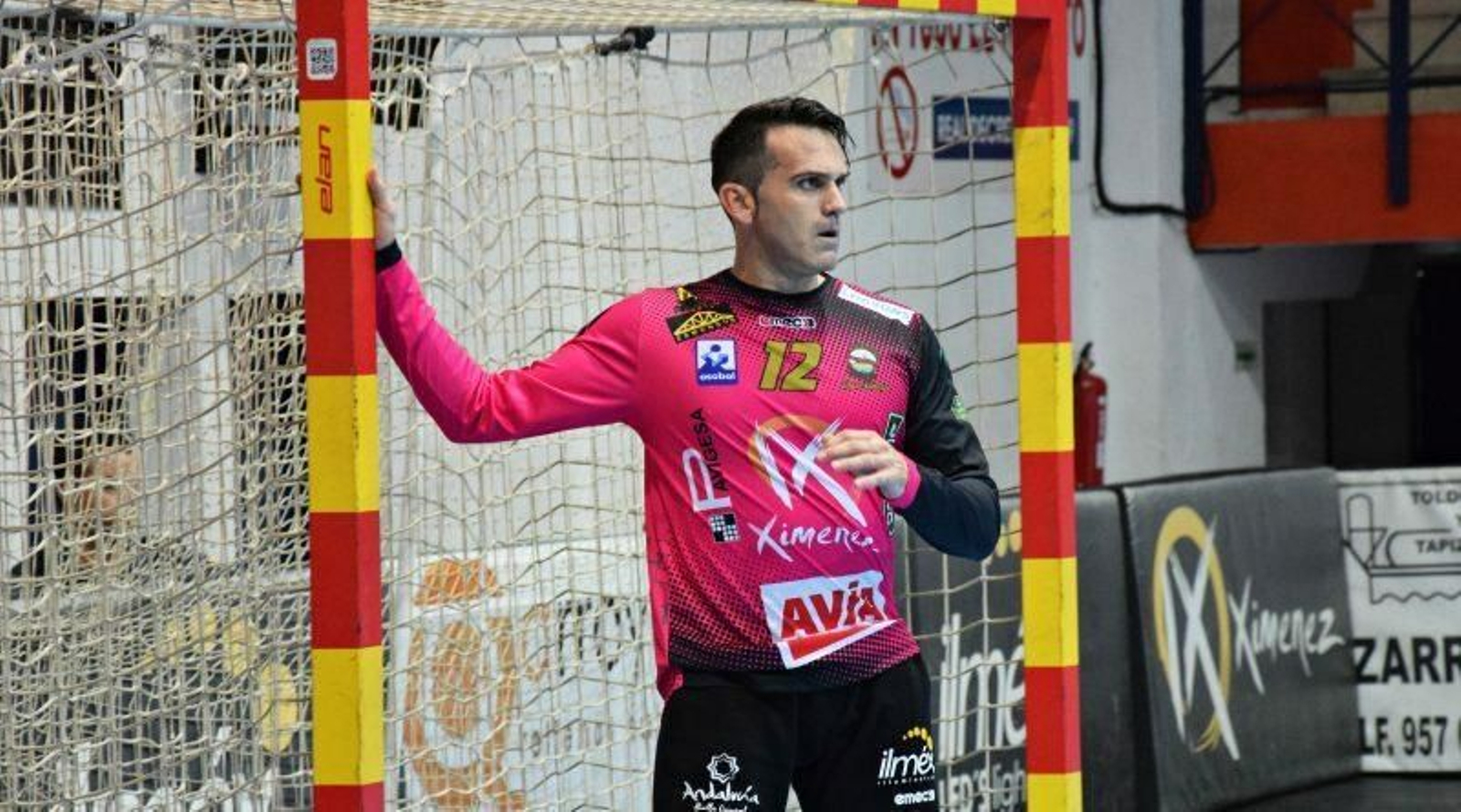 Álvaro de Hita, sobre uno de los palos de la portería del Miguel Salas.