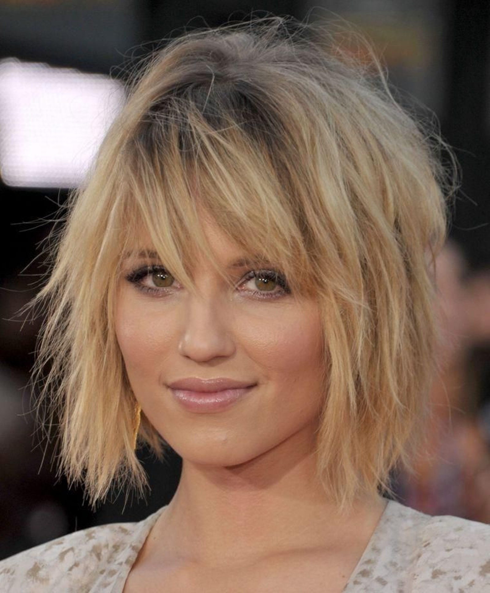 Corte de pelo carré con pequeñas capas para conseguir volumen. Corte de pelo carré con pequeñas capas para conseguir volumen.