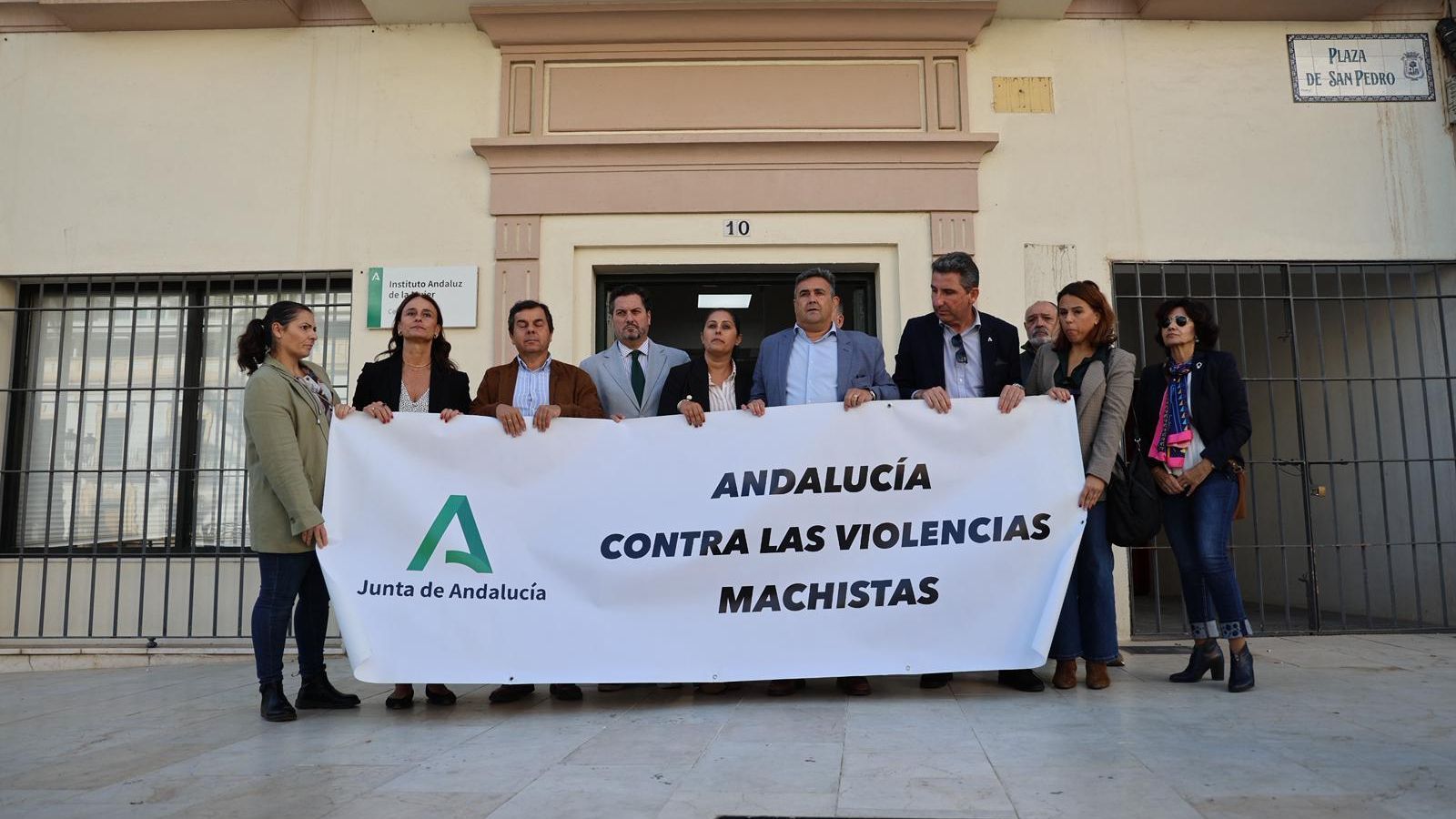 Minuto de silencio convocado frente a la sede del IAM.