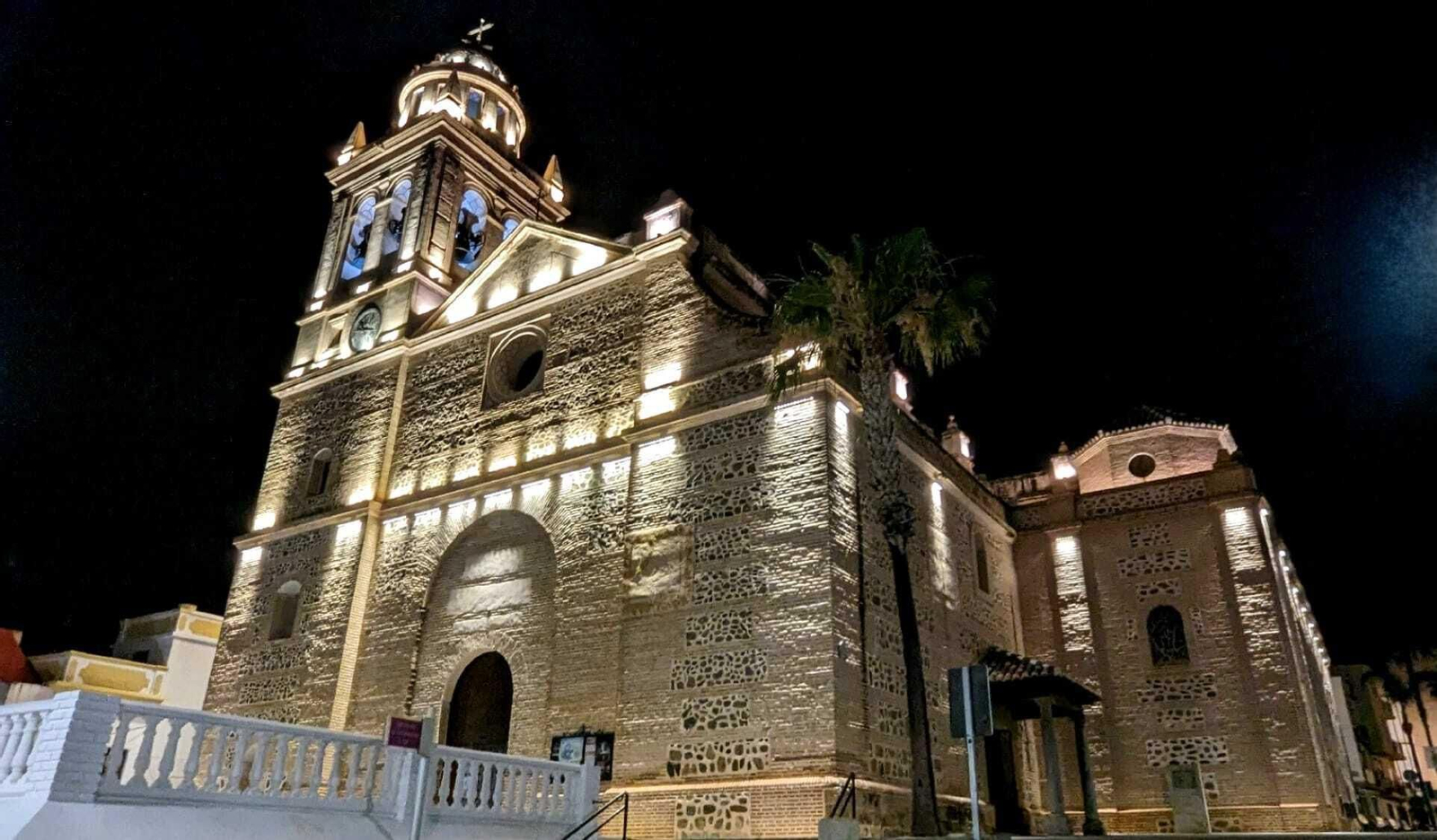 Almuñécar cambia su postal nocturna con la iluminación del templo parroquial de la Encarnación