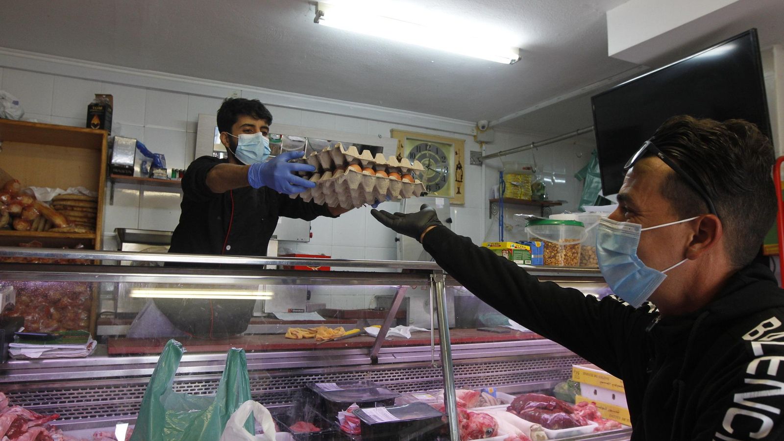 Mohamed Rguibat, hermano de Mahmud, le entrega dos docenas de huevos a un cliente