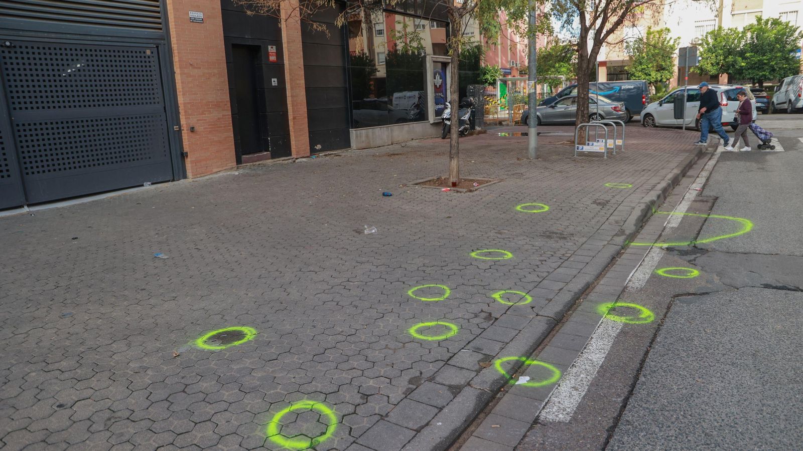 Marcas de la Policía Científica en la zona.