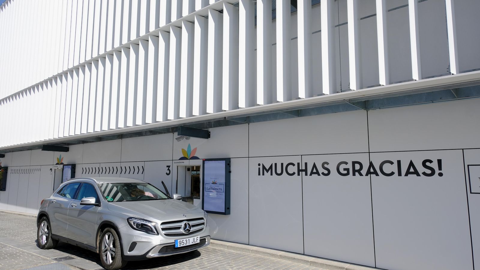 Un cliente comprando directamente desde su vehículo.