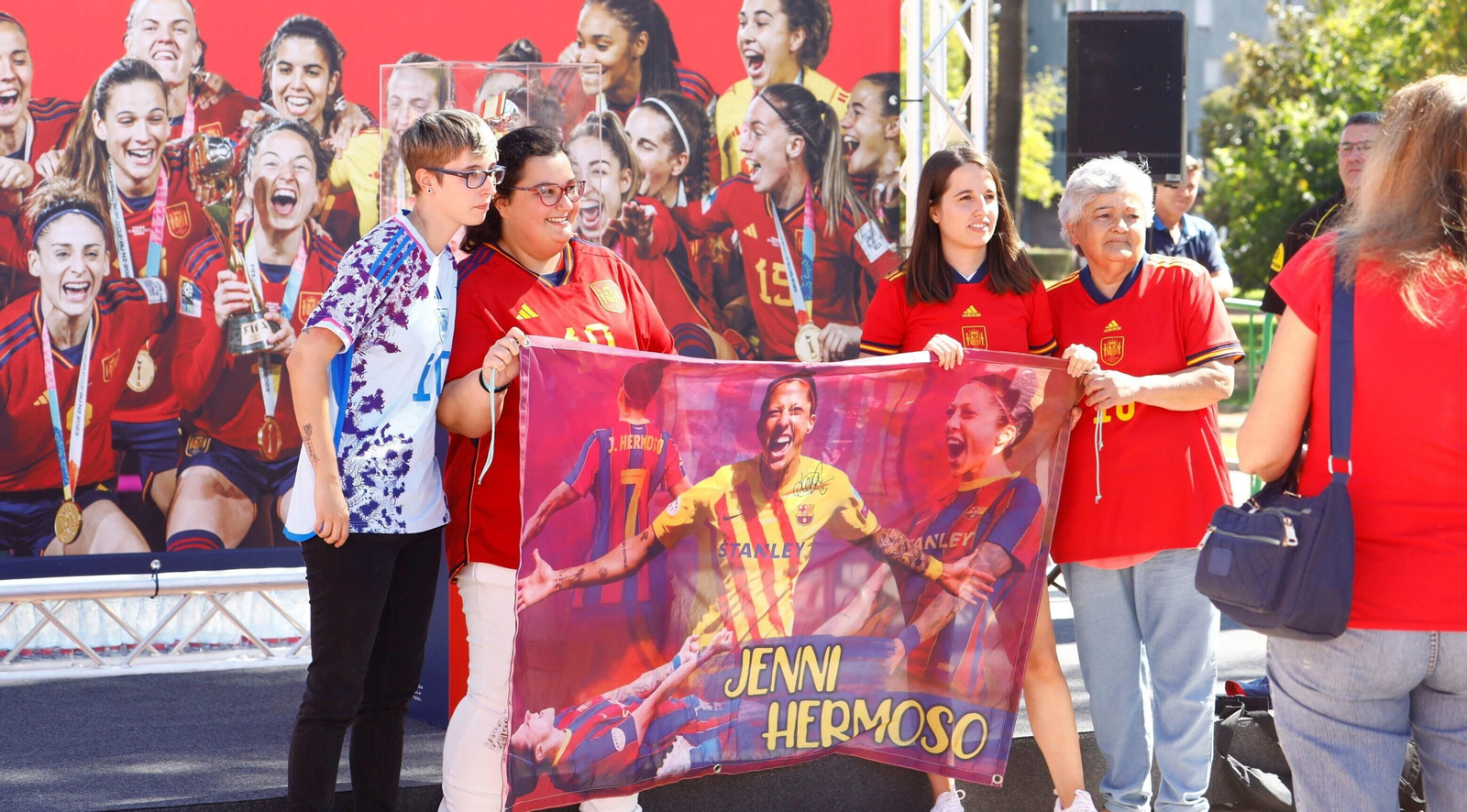 Un grupo de aficionadas de la selección española se fotografían con la copa del Mundo en Córdoba.