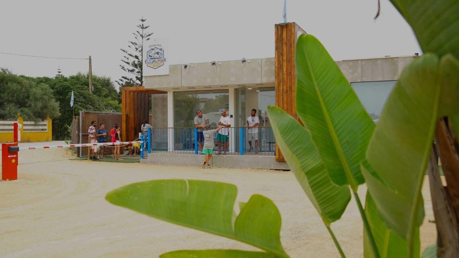 Autocaravanistas pasando el día en Caravana Parking el Palmar Beach