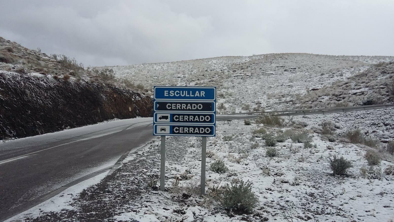 La carretera AL-5406 está cortada en el tramo que va de Escúllar al límite de la provincia.