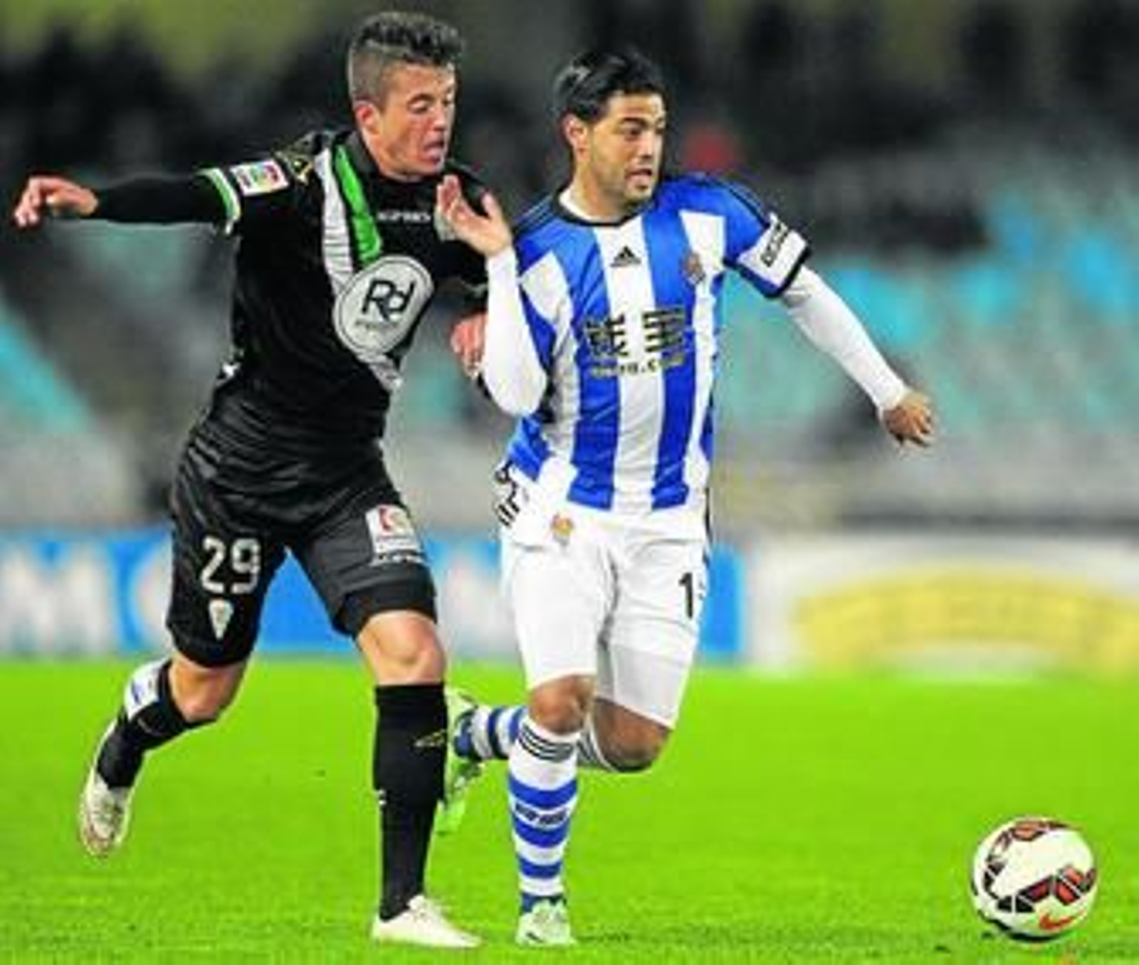 Dani Pinillos pelea un balón con el jugador de la Real Sociedad, Carlos Vela.