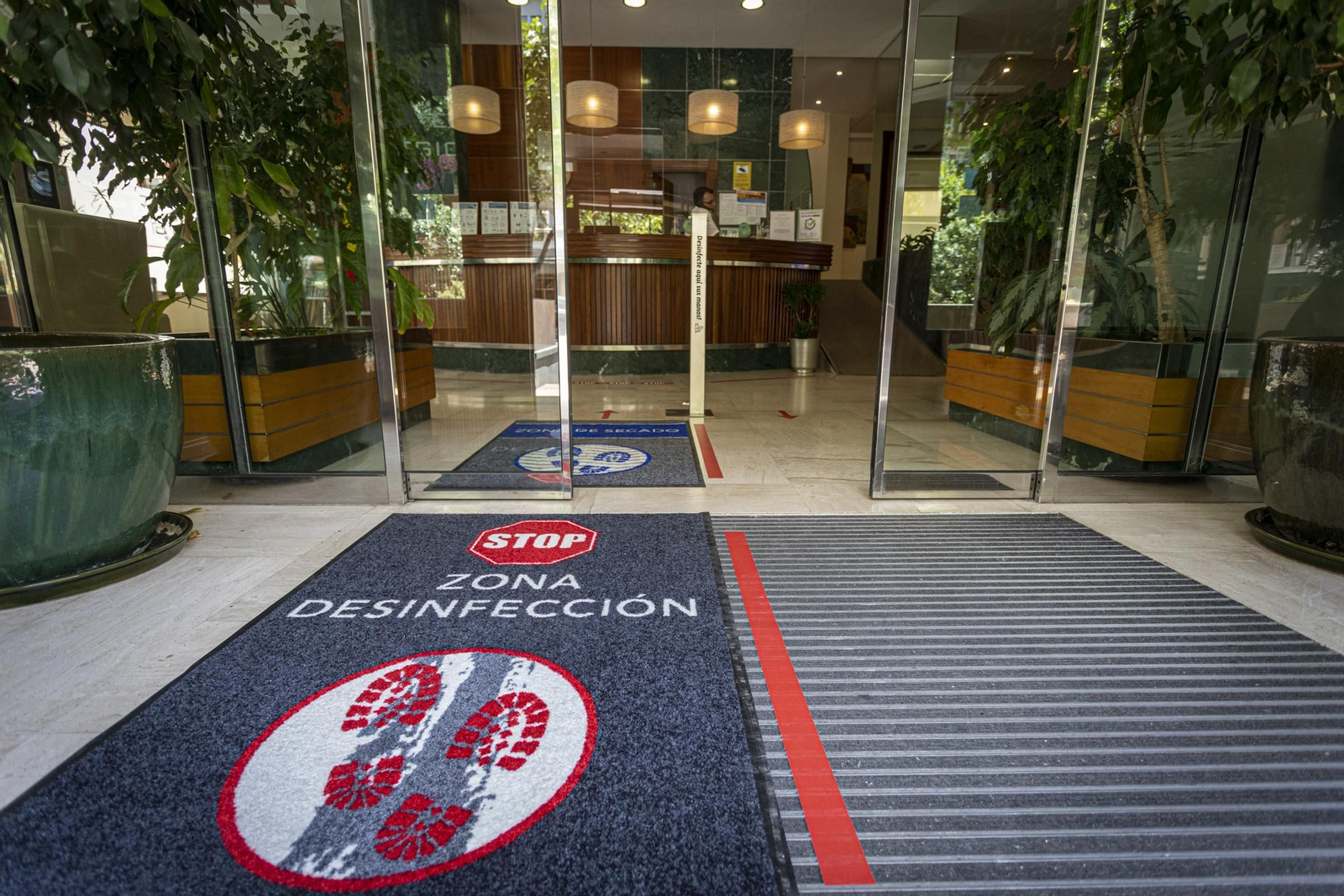 Acceso a uno de los hoteles de la capital, en los que no faltan medidas para evitar los contagios del Covid.