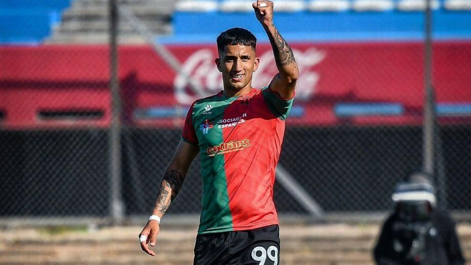 Cristian Olivera festeja uno de sus tantos recientes con la elástica de Boston River