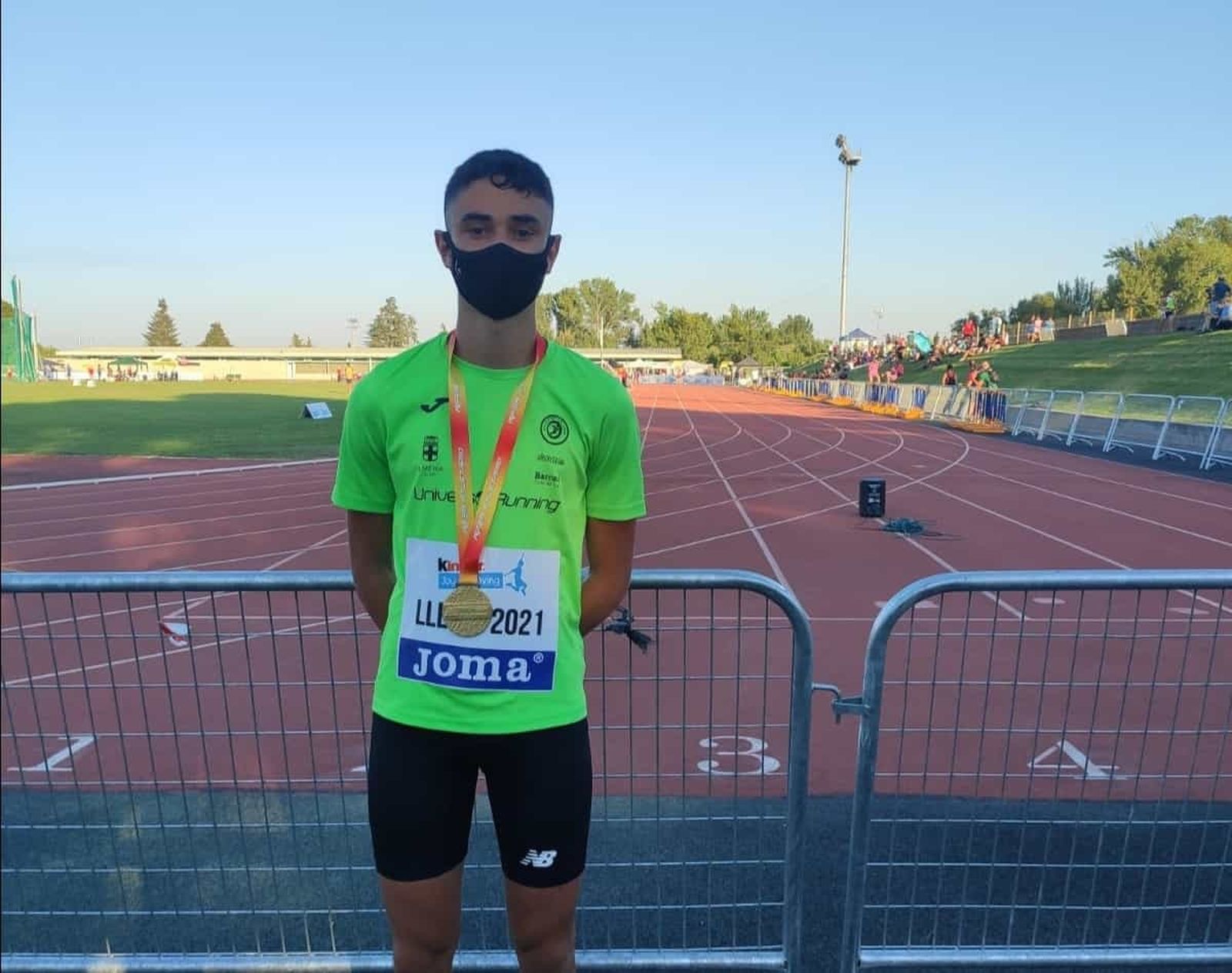 Ignacio Hernández Villamor luce en el cuello su flamante medalla de oro