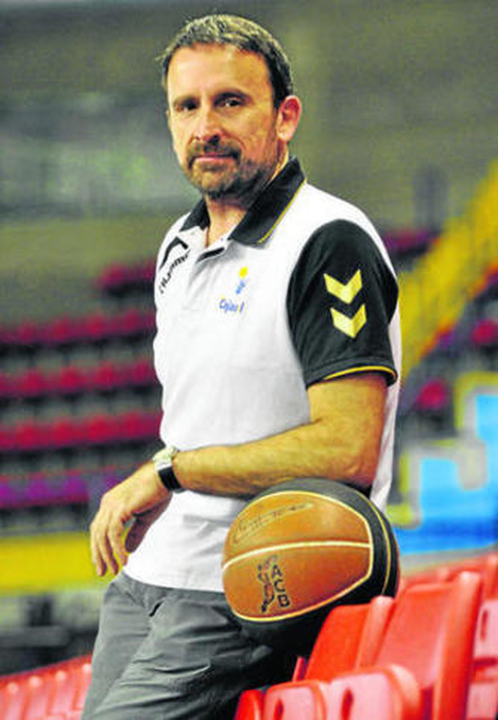 Joan Plaza posa con un balón en las gradas de San Pablo.