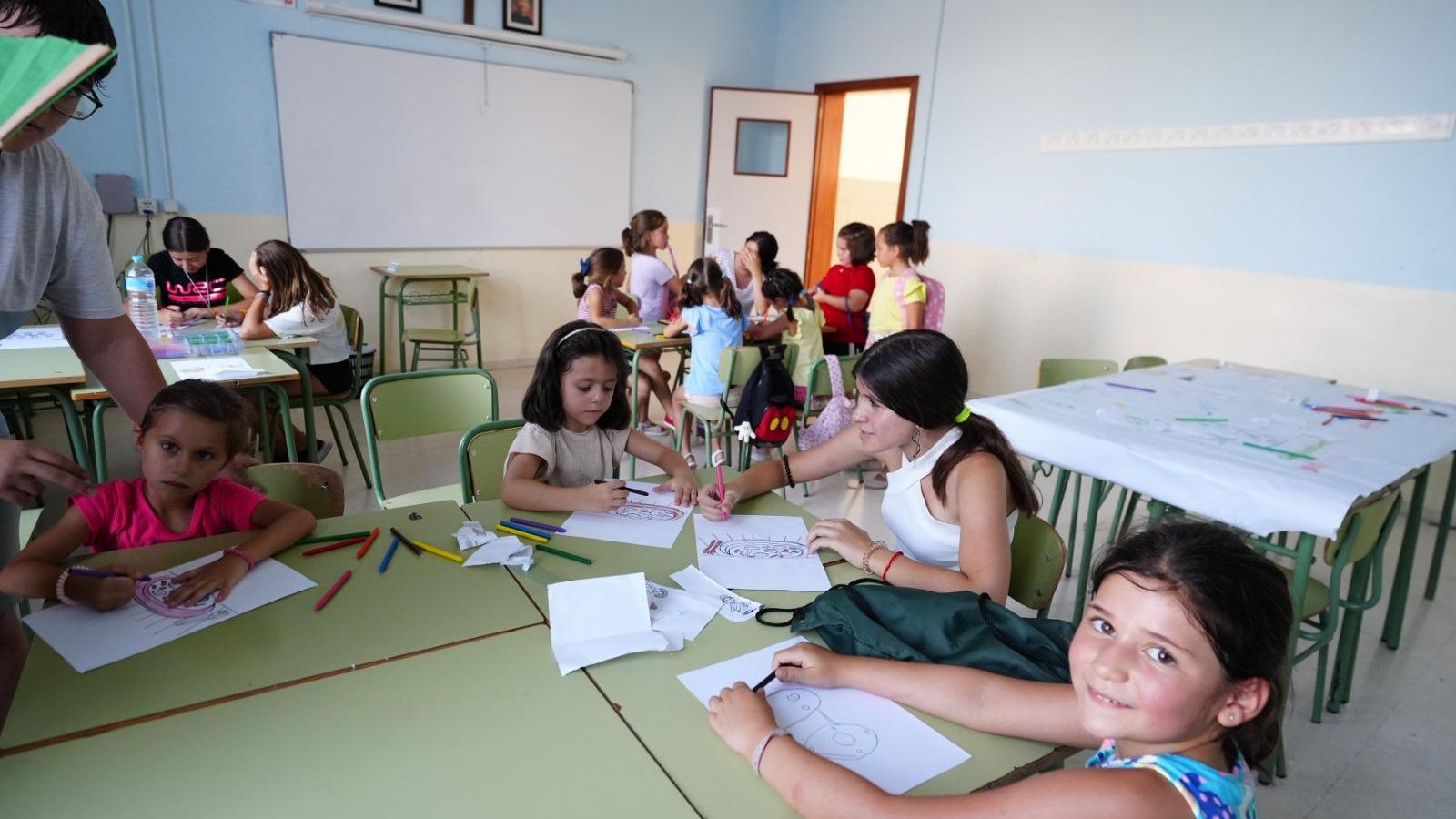 Niñas pintando dibujos en el Oratorio de Pozoblanco.