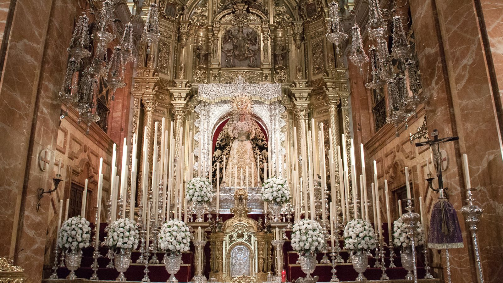La Esperanza Macarena en su altar para el septenario