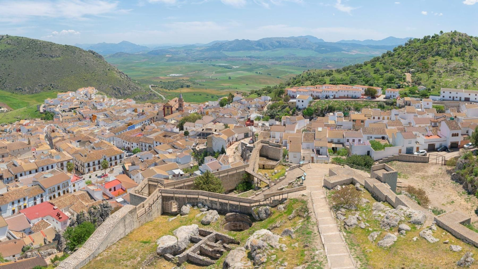 Una panorámica de Cañete la Real.