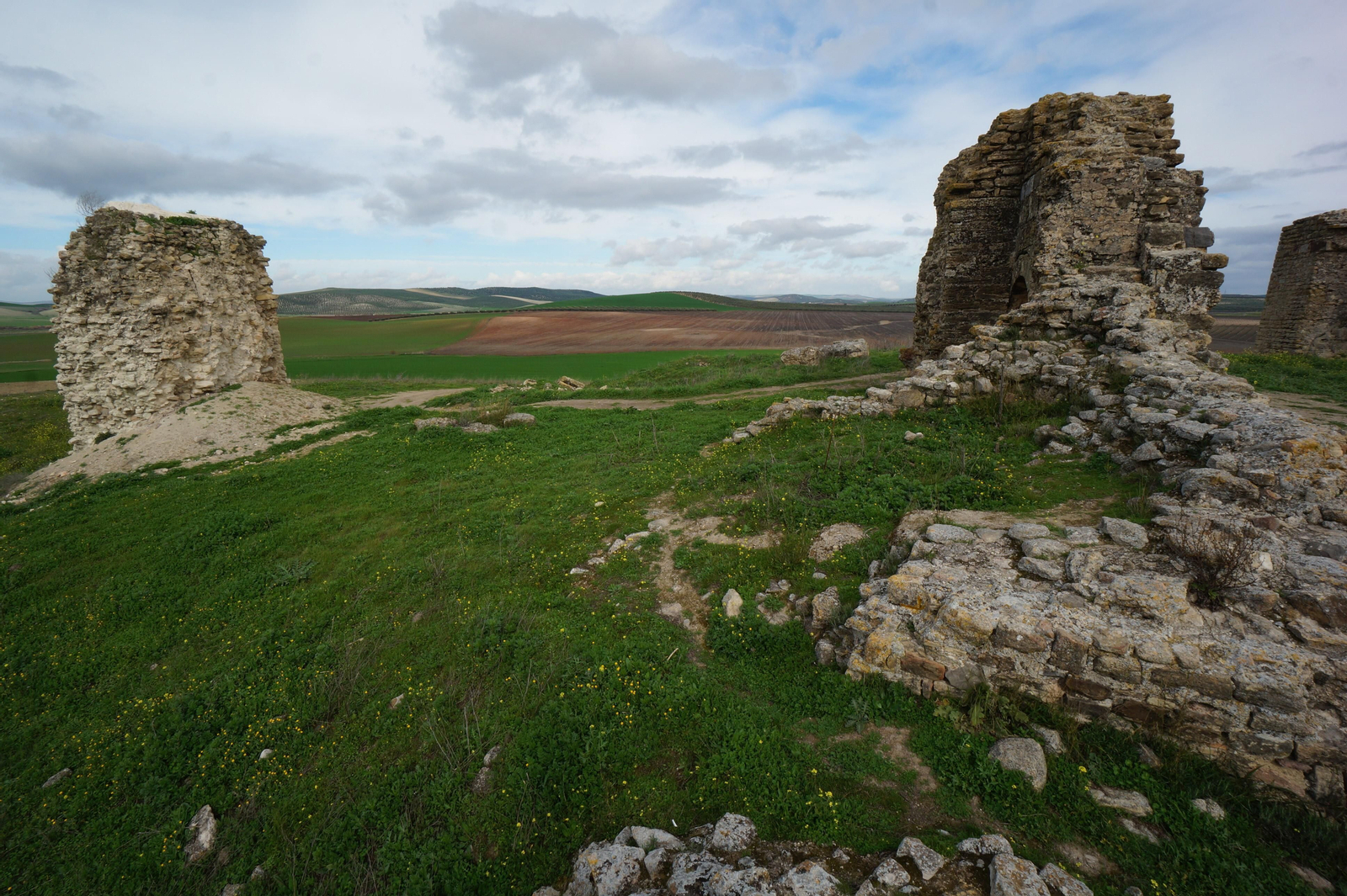 El castillo de Dos Hermanas de Montemayor, en fotografías
