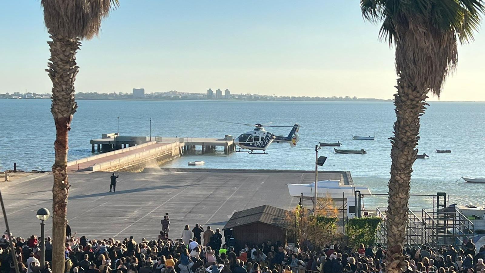 Aterrizaje del Helicopotero de los Reyes Magos en Puerto Real