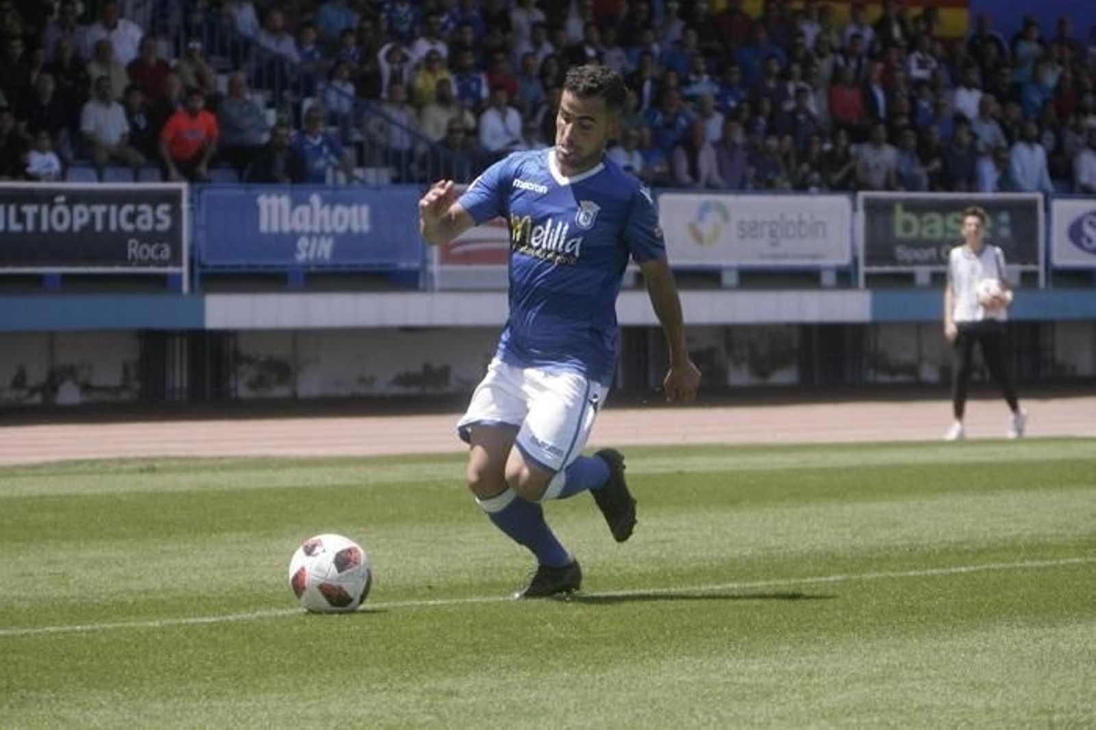 Menudo avanza con el balón en un partido con el Melilla