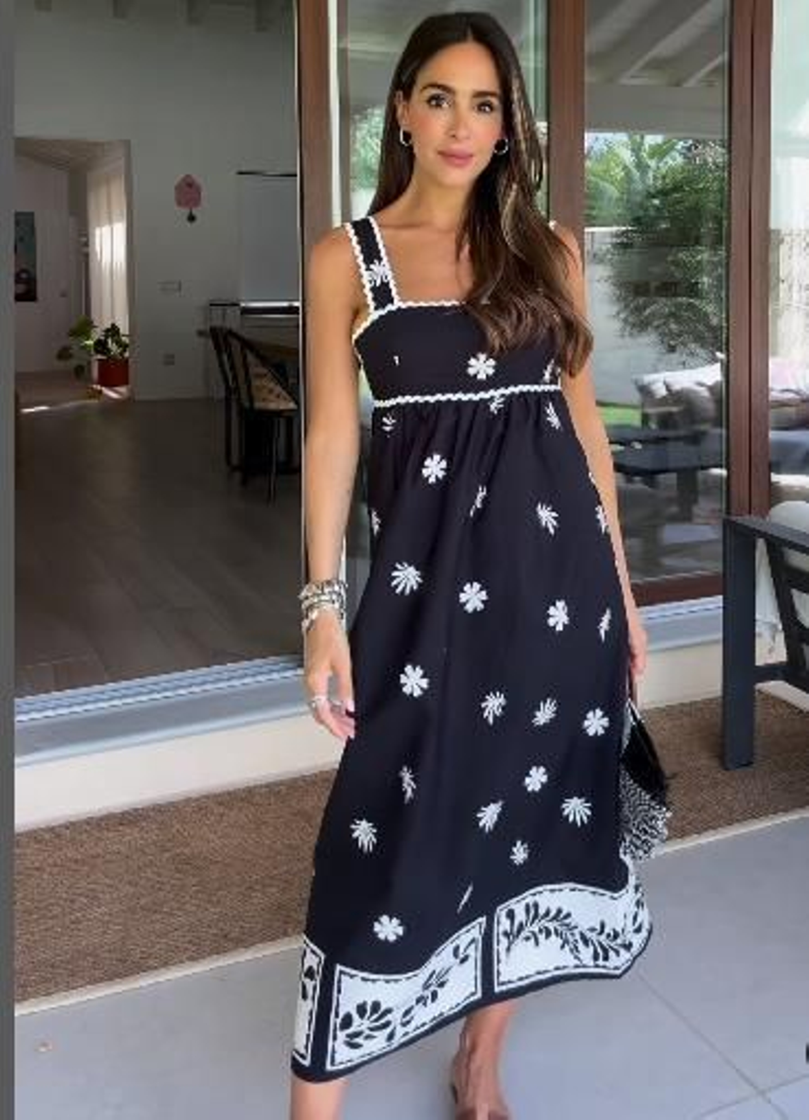 Rocío Osorno con vestido bordado de Zara. Rocío Osorno con vestido bordado de Zara.