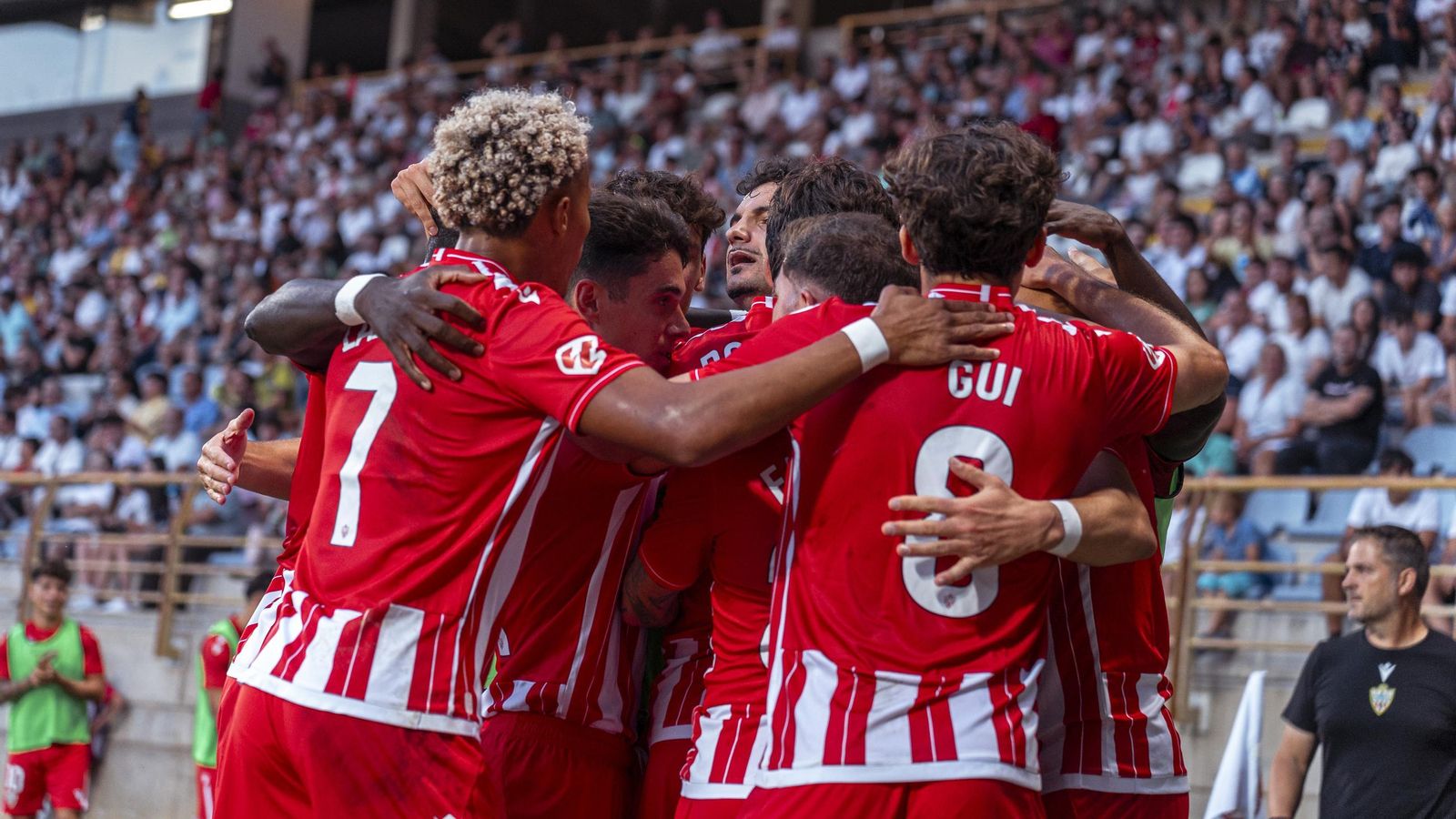 Los rojiblancos celebran el gol de Leo Baptistao con el que consiguieron adelantarse en el marcador.