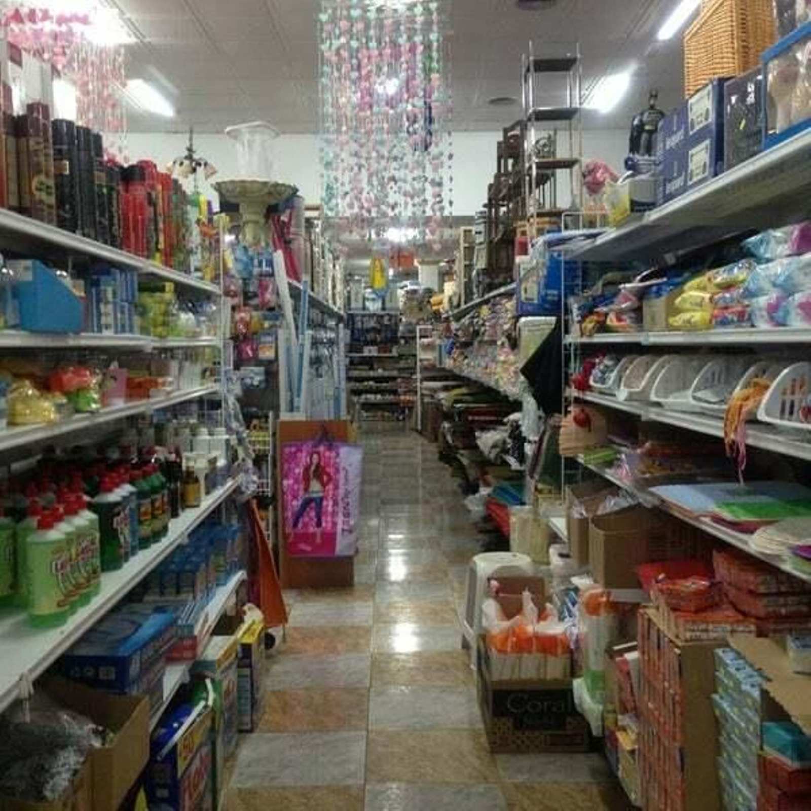 Interior de un bazar chino.