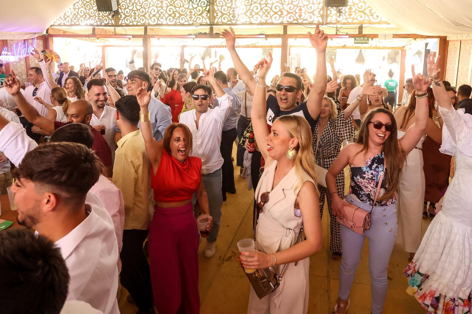 Ambiente en el interior de una caseta de la Feria.
