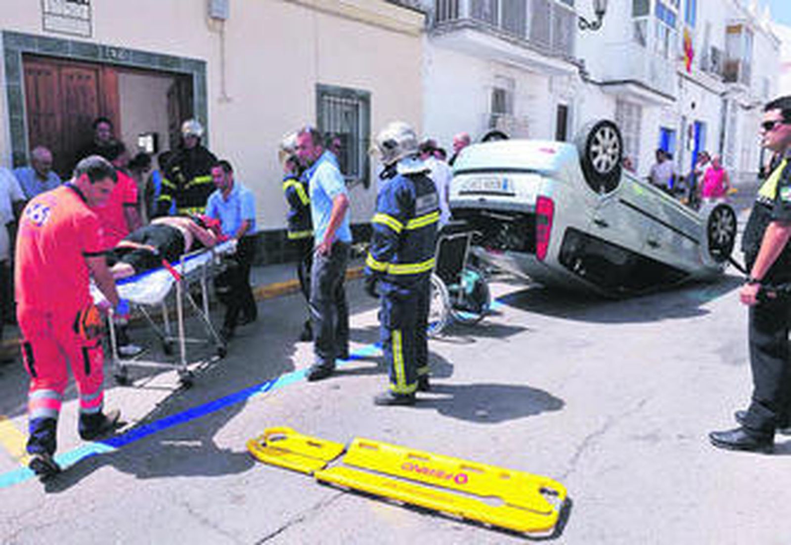 Los servicios sanitarios se llevan a una de las ocupantes del vehículo siniestrado en Tomás del Valle, ayer.