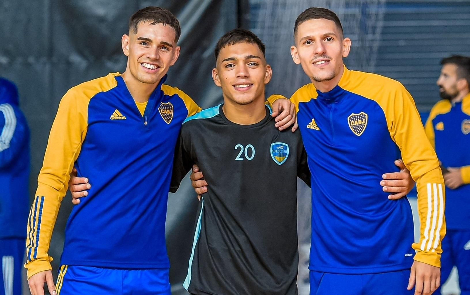 Camilo García Barreto, en el centro de la imagen, posa con varios compañeros de Boca.