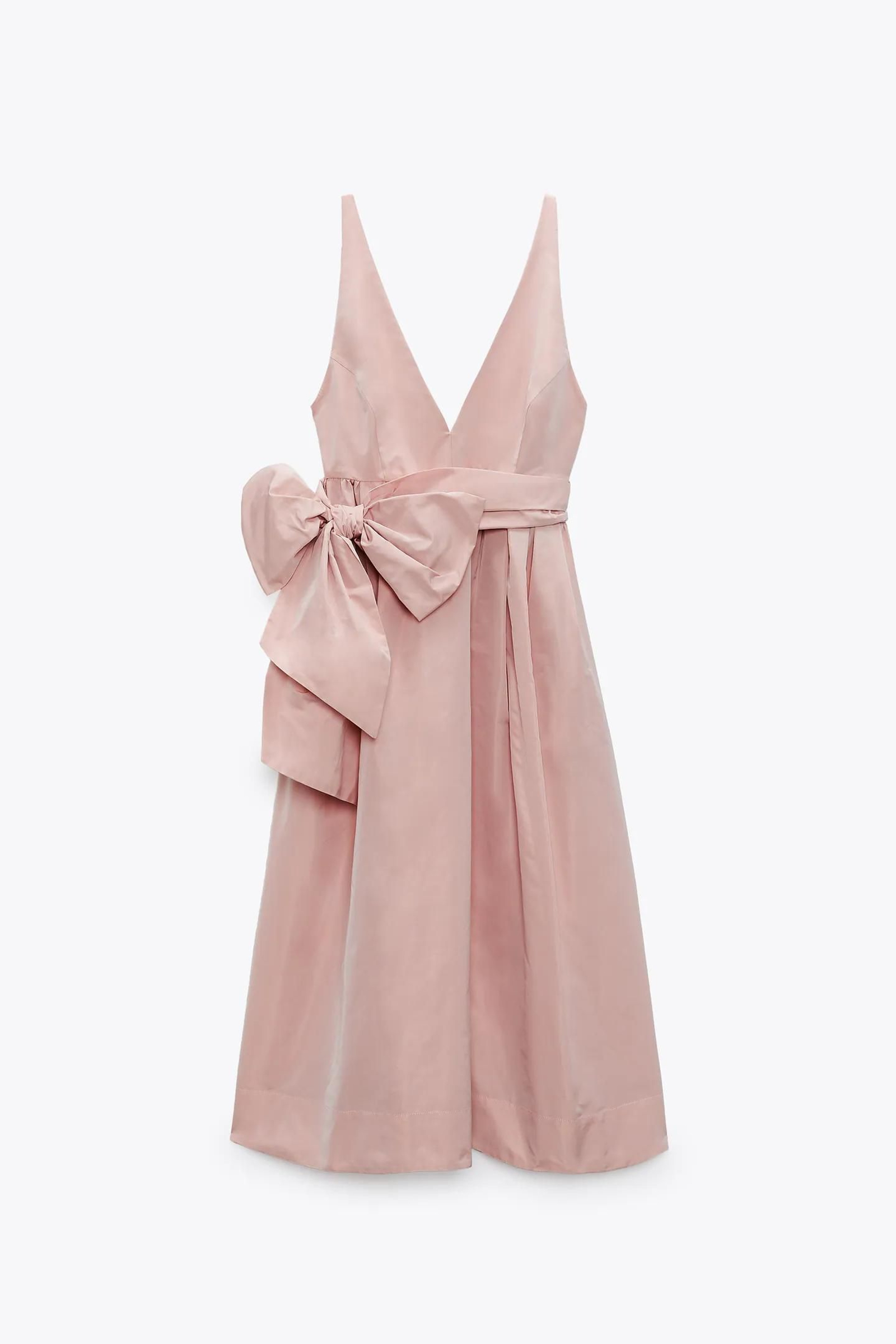 Vestido rosa con lazada de Zara.