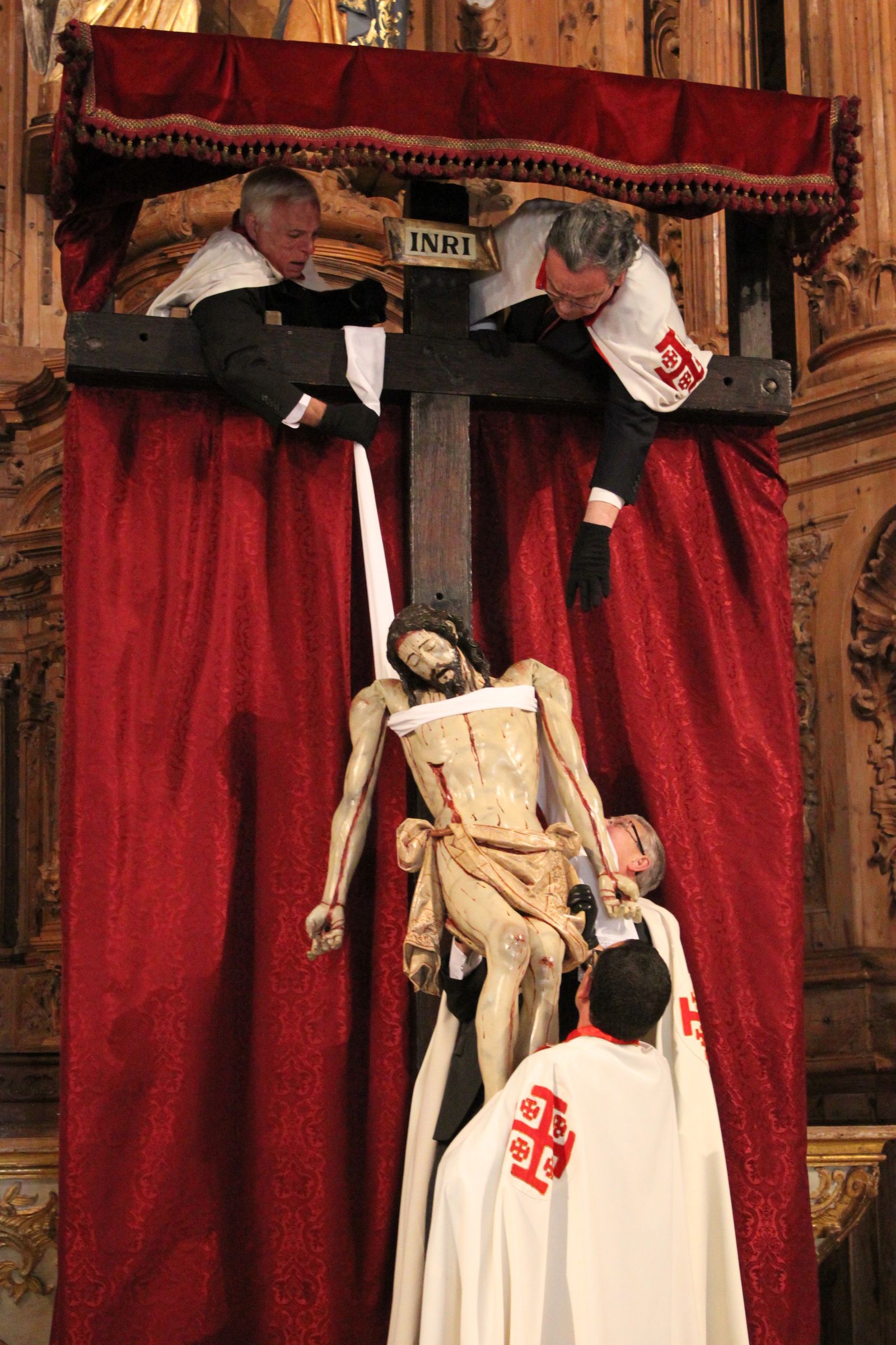 Descendimiento de la imagen, uno de los momentos más esperados de la Semana Santa velezana.