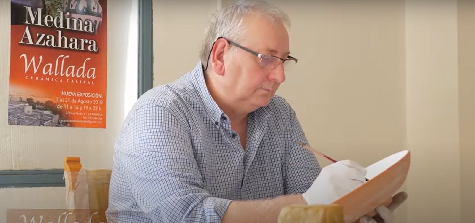 José Luis Parra, trabajando con cerámica.